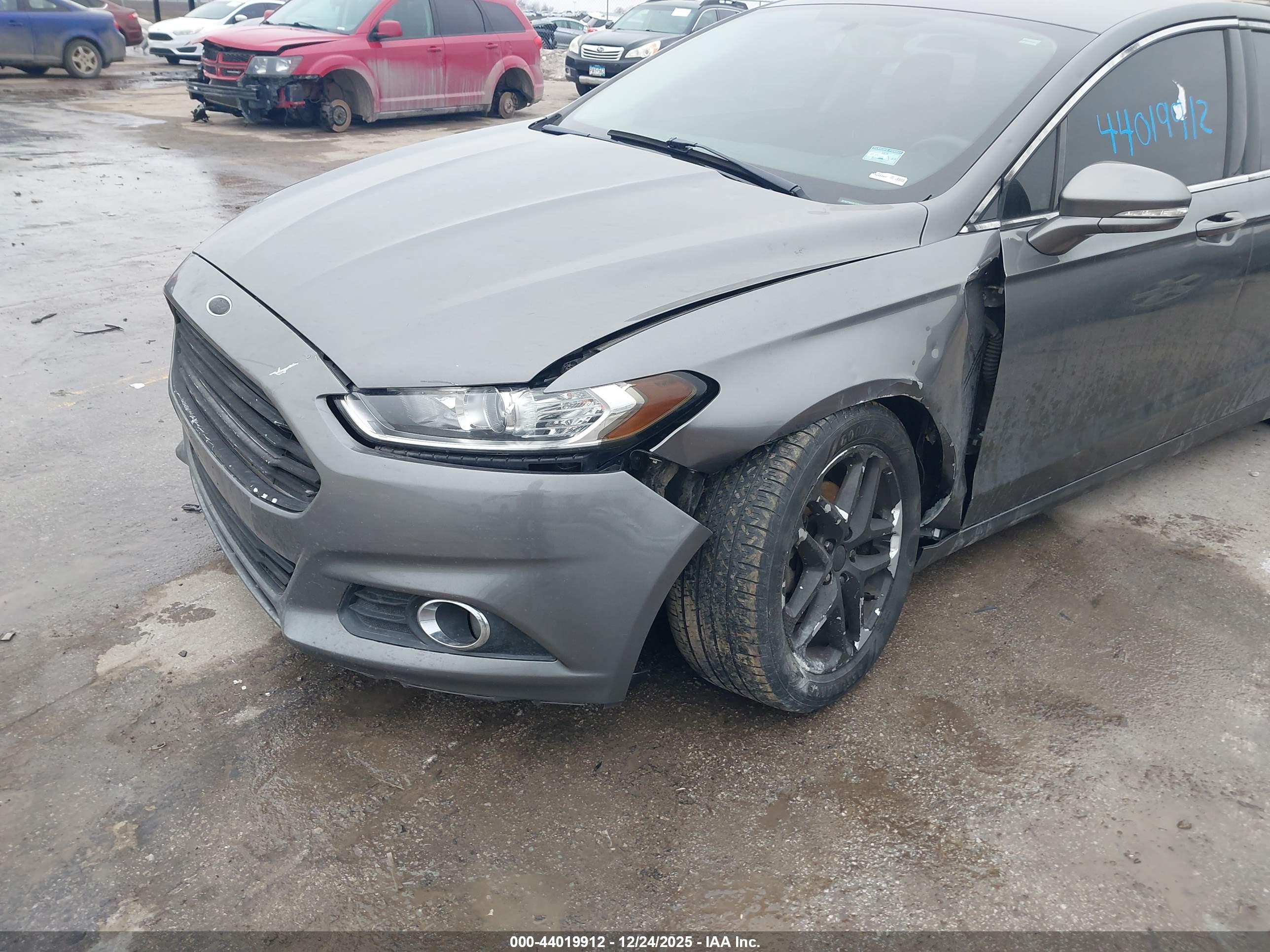 FORD FUSION image 6