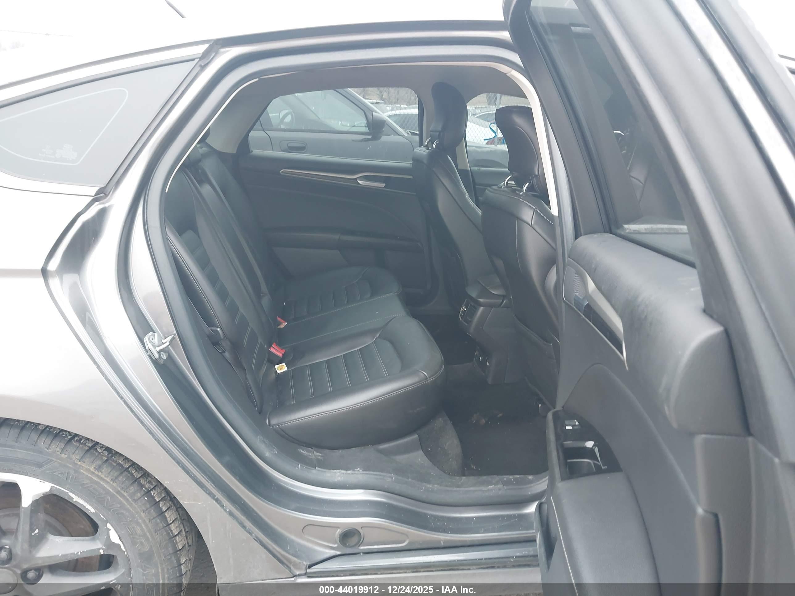 FORD FUSION image 8