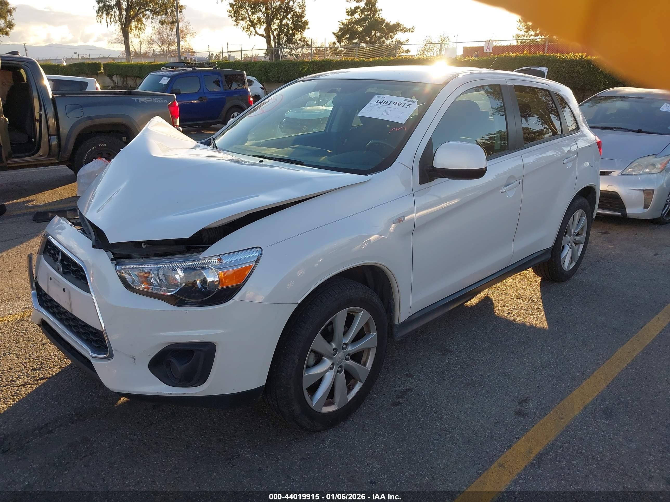 MITSUBISHI OUTLANDER image 2