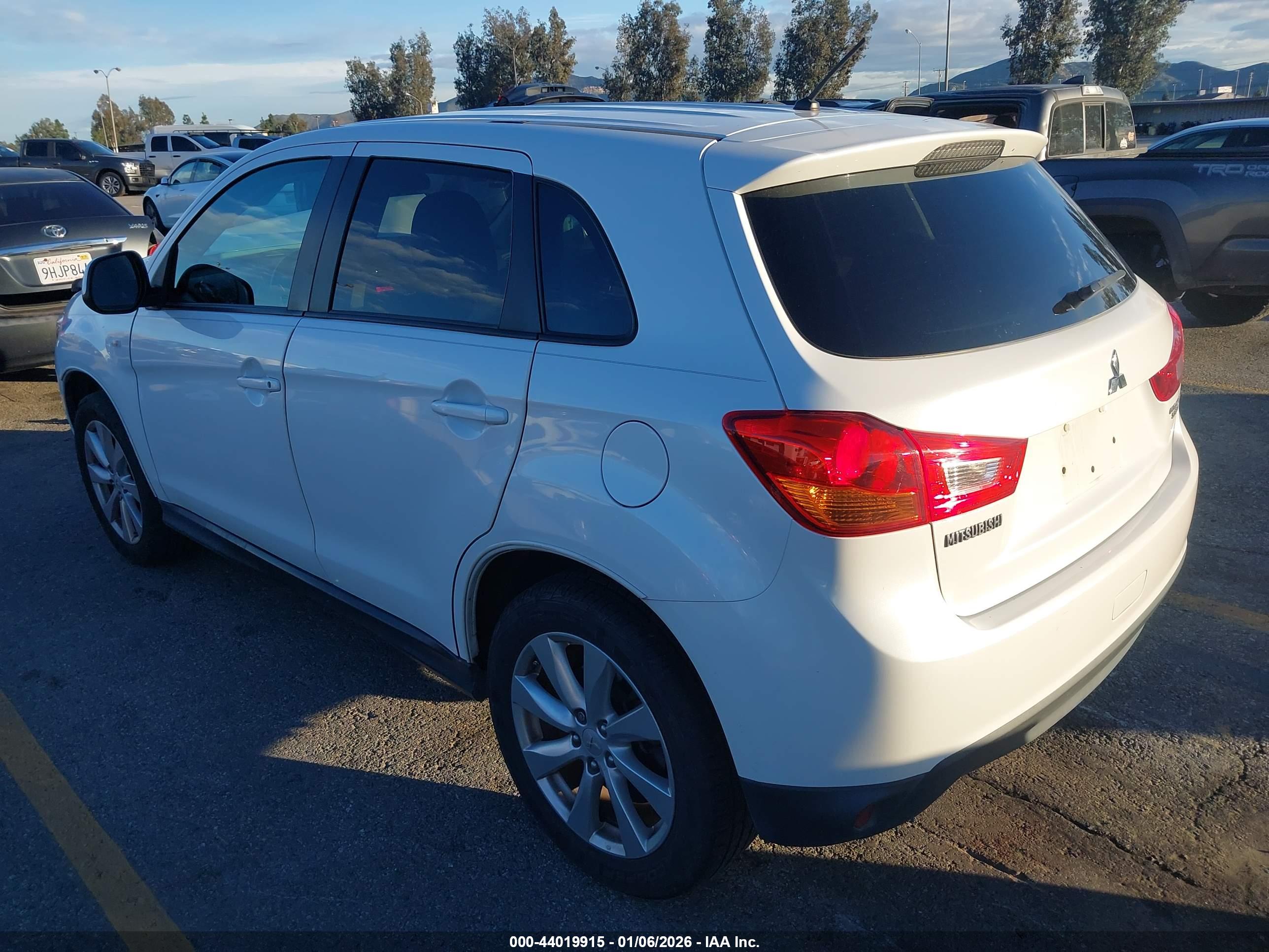 MITSUBISHI OUTLANDER image 3