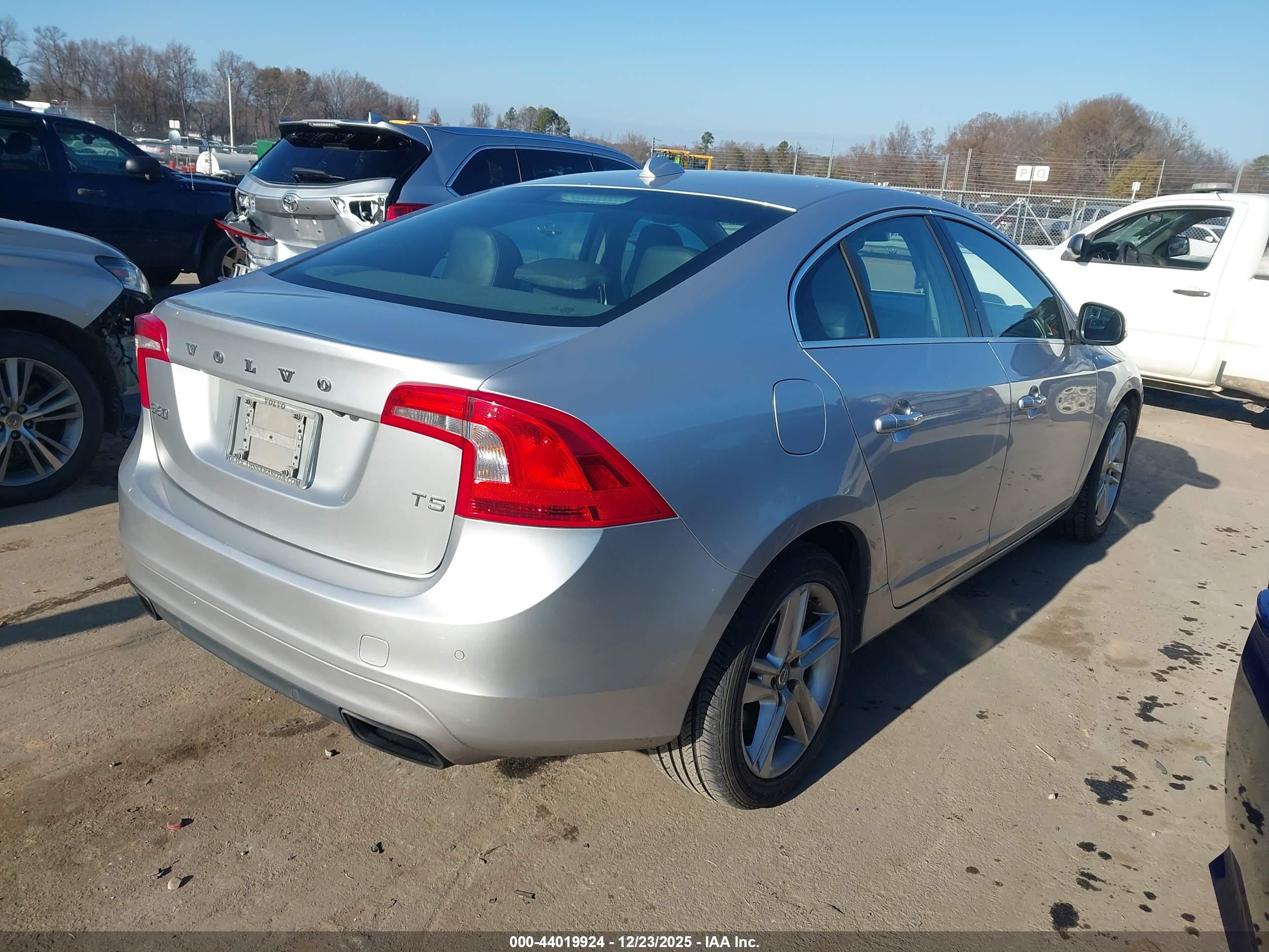VOLVO S60 image 4