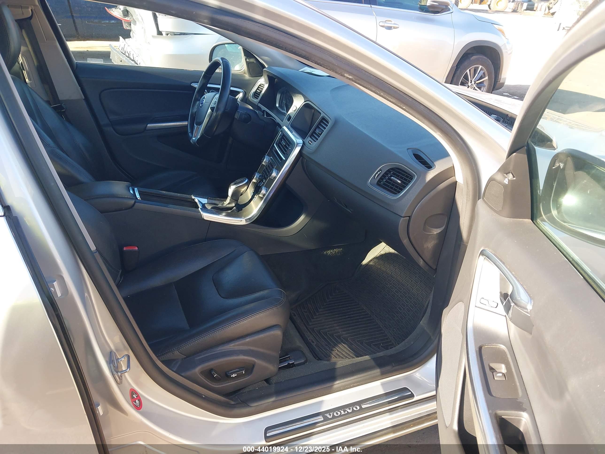 VOLVO S60 image 5