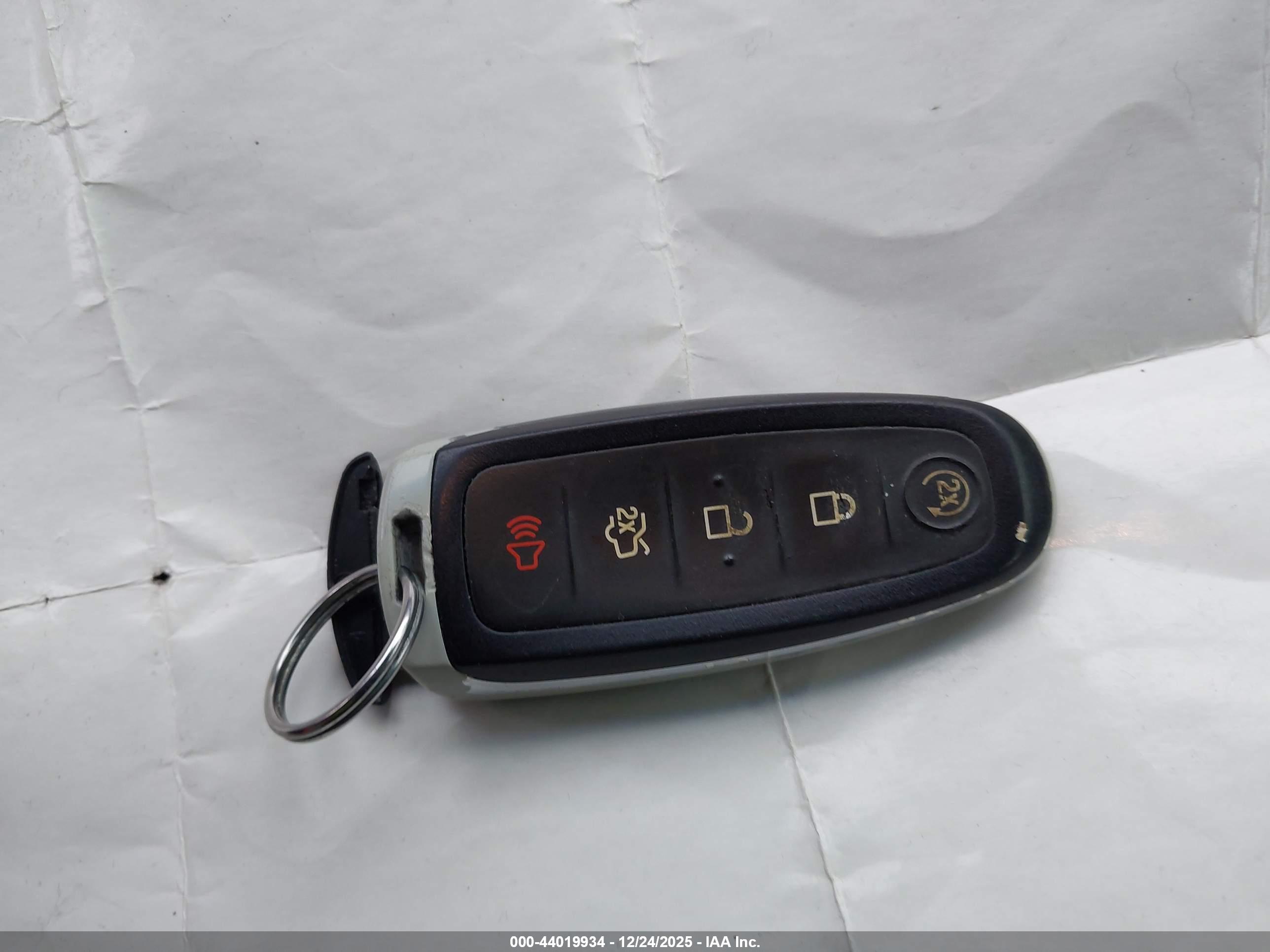 LINCOLN MKS image 11