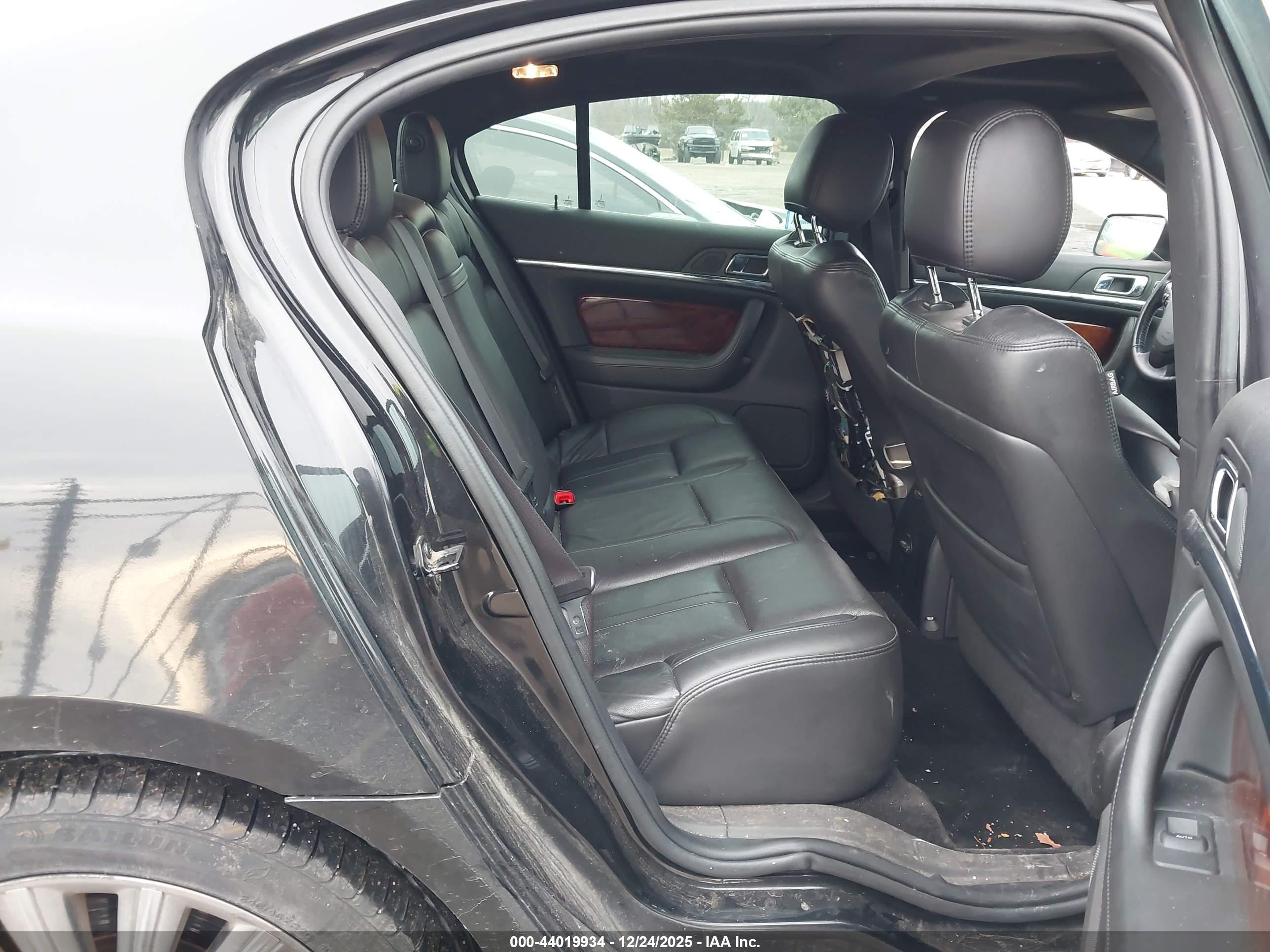LINCOLN MKS image 8