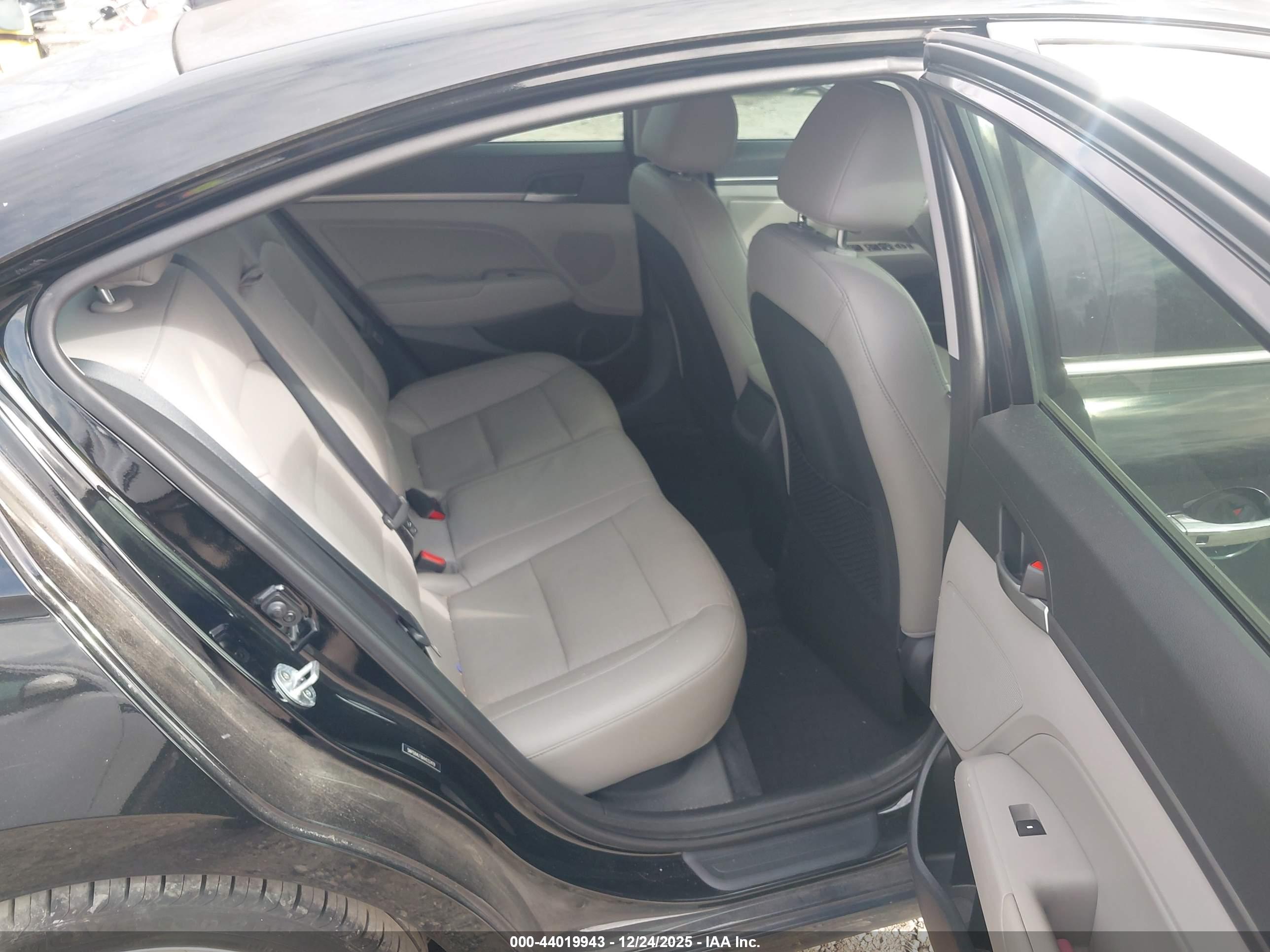 HYUNDAI ELANTRA image 8