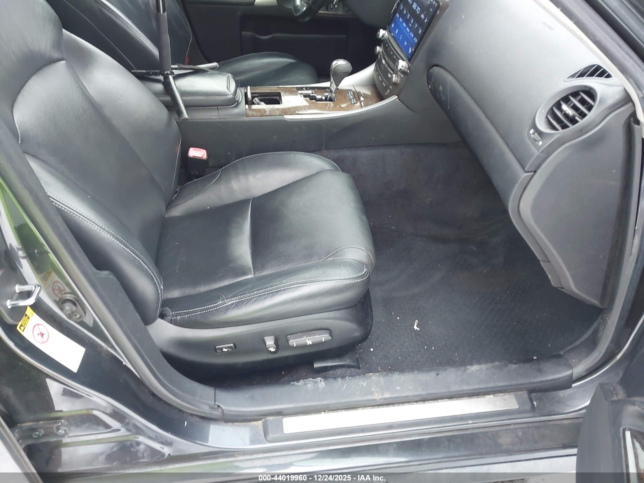 LEXUS IS image 5