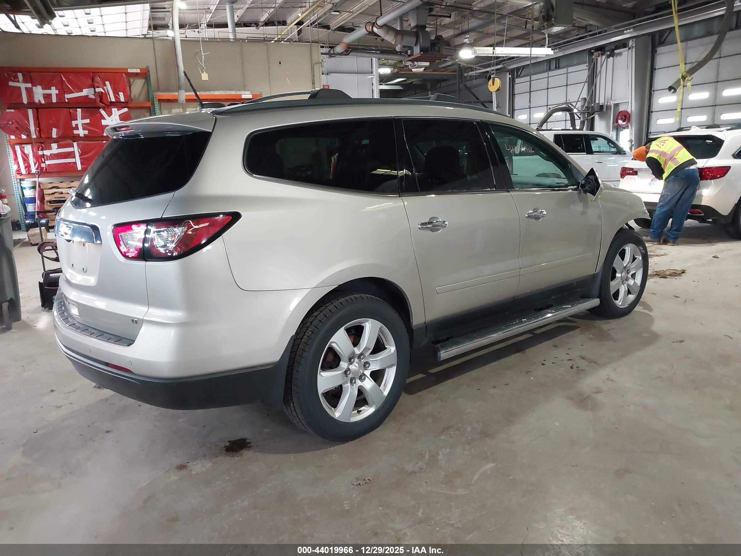 CHEVROLET TRAVERSE image 4