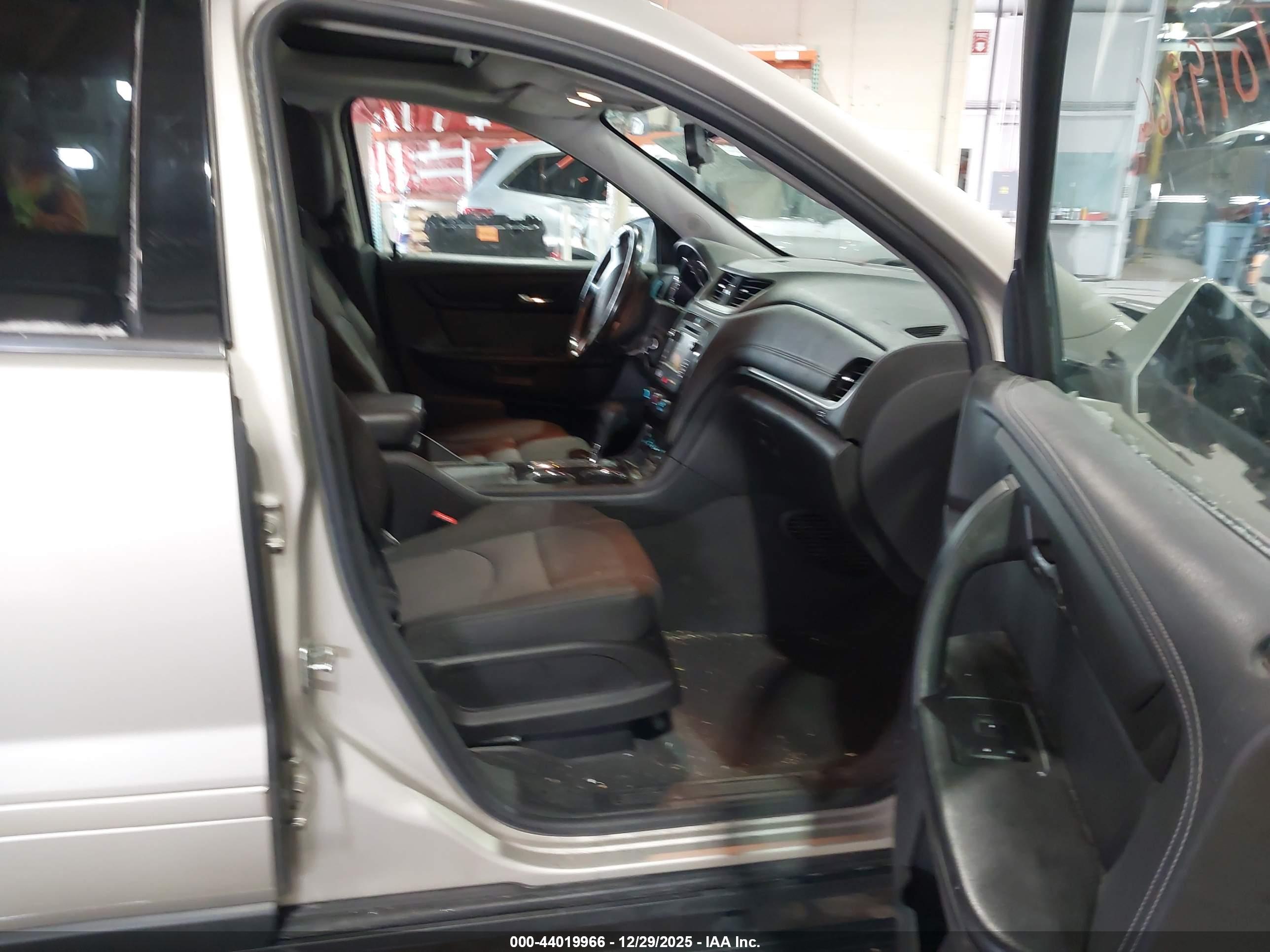 CHEVROLET TRAVERSE image 5