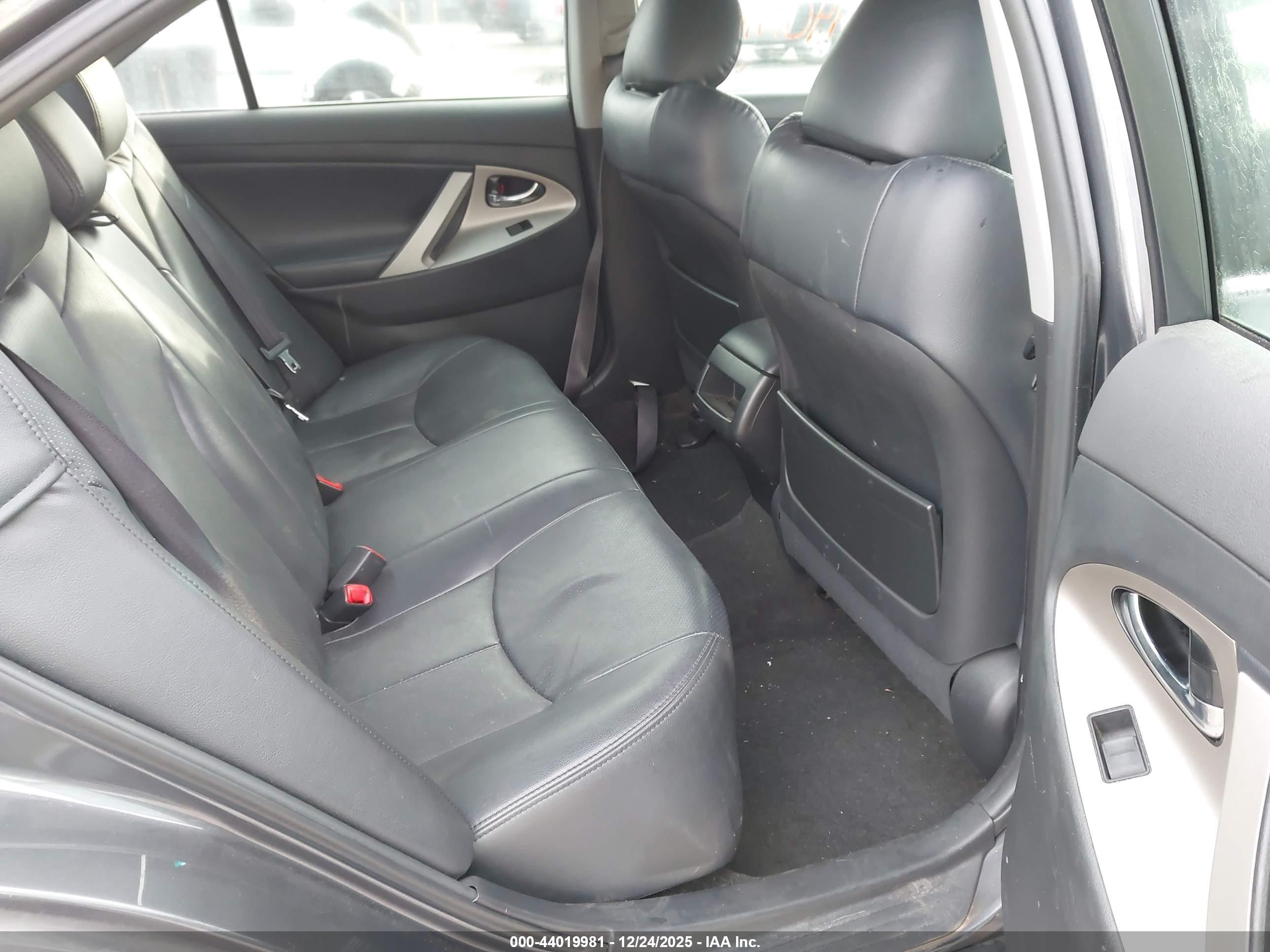 TOYOTA CAMRY image 8