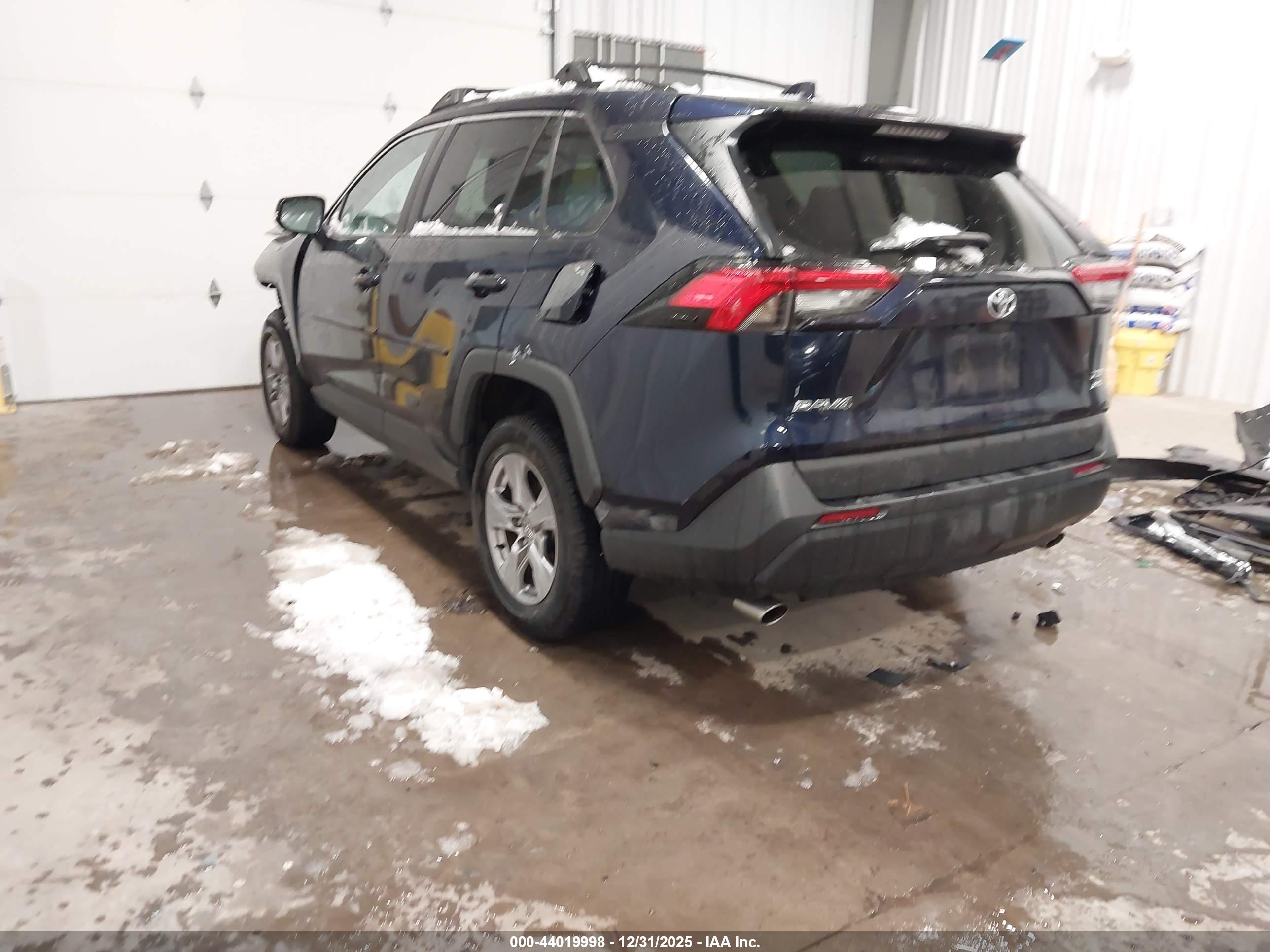TOYOTA RAV4 image 3
