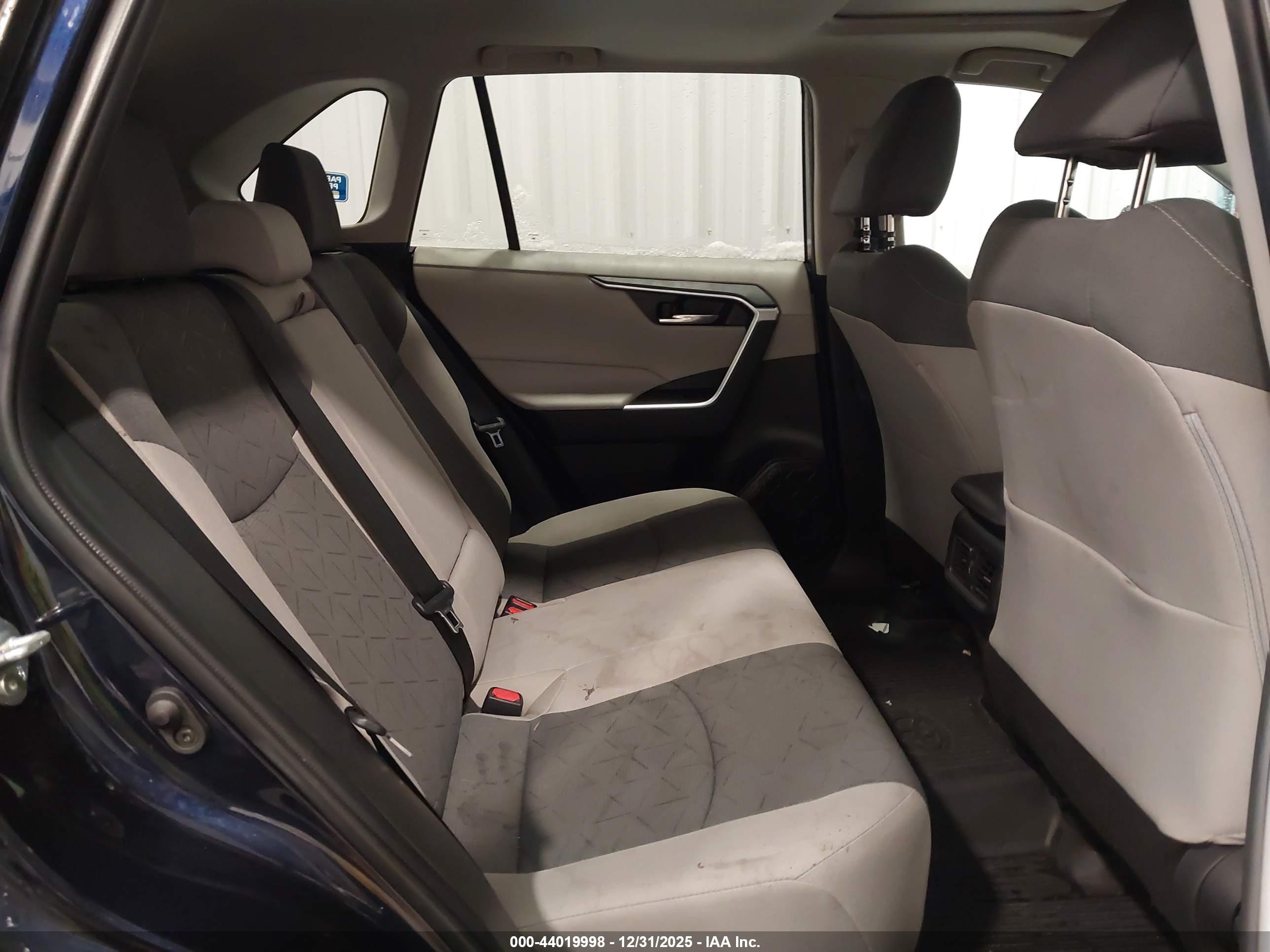 TOYOTA RAV4 image 8