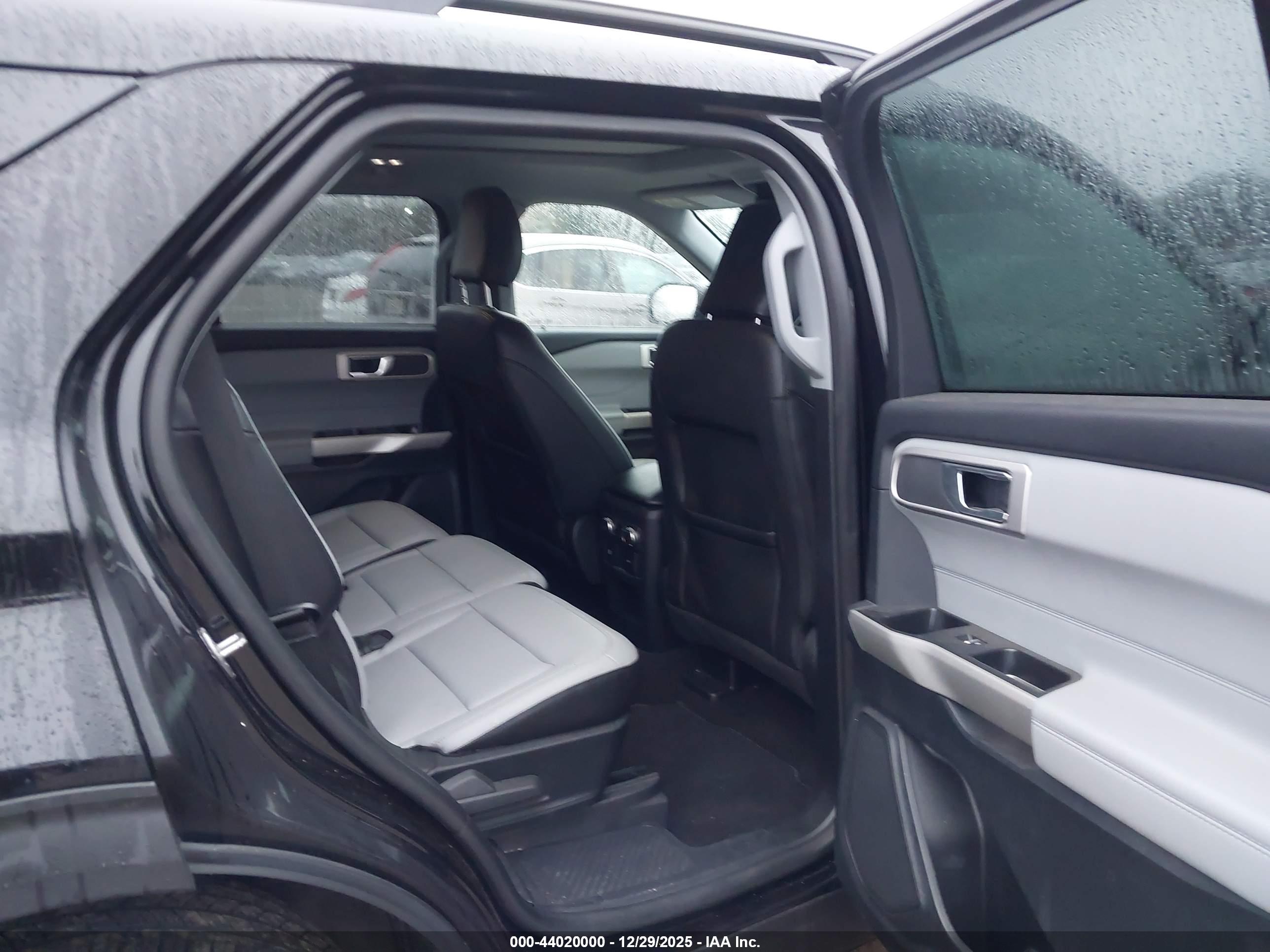 FORD EXPLORER image 8