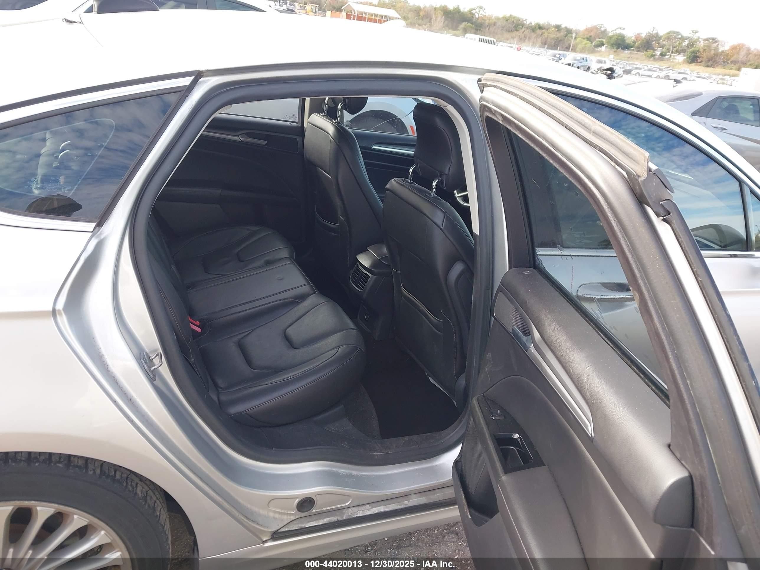 FORD FUSION image 8