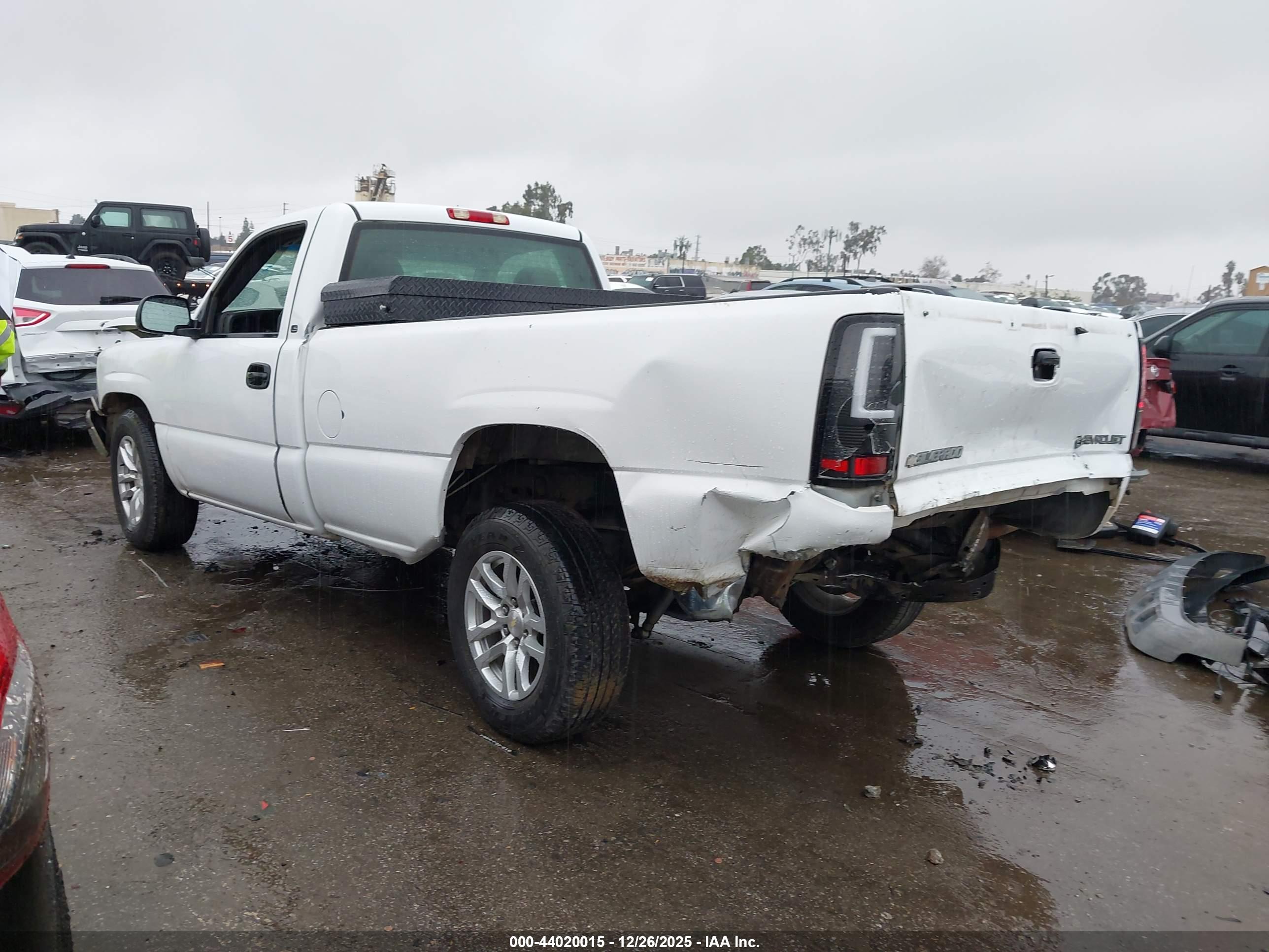 CHEVROLET SILVERADO image 3