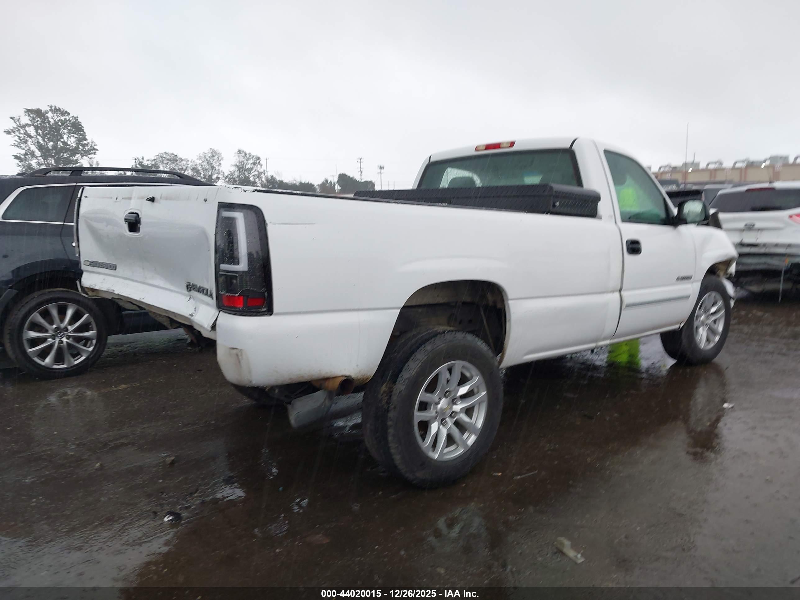 CHEVROLET SILVERADO image 4