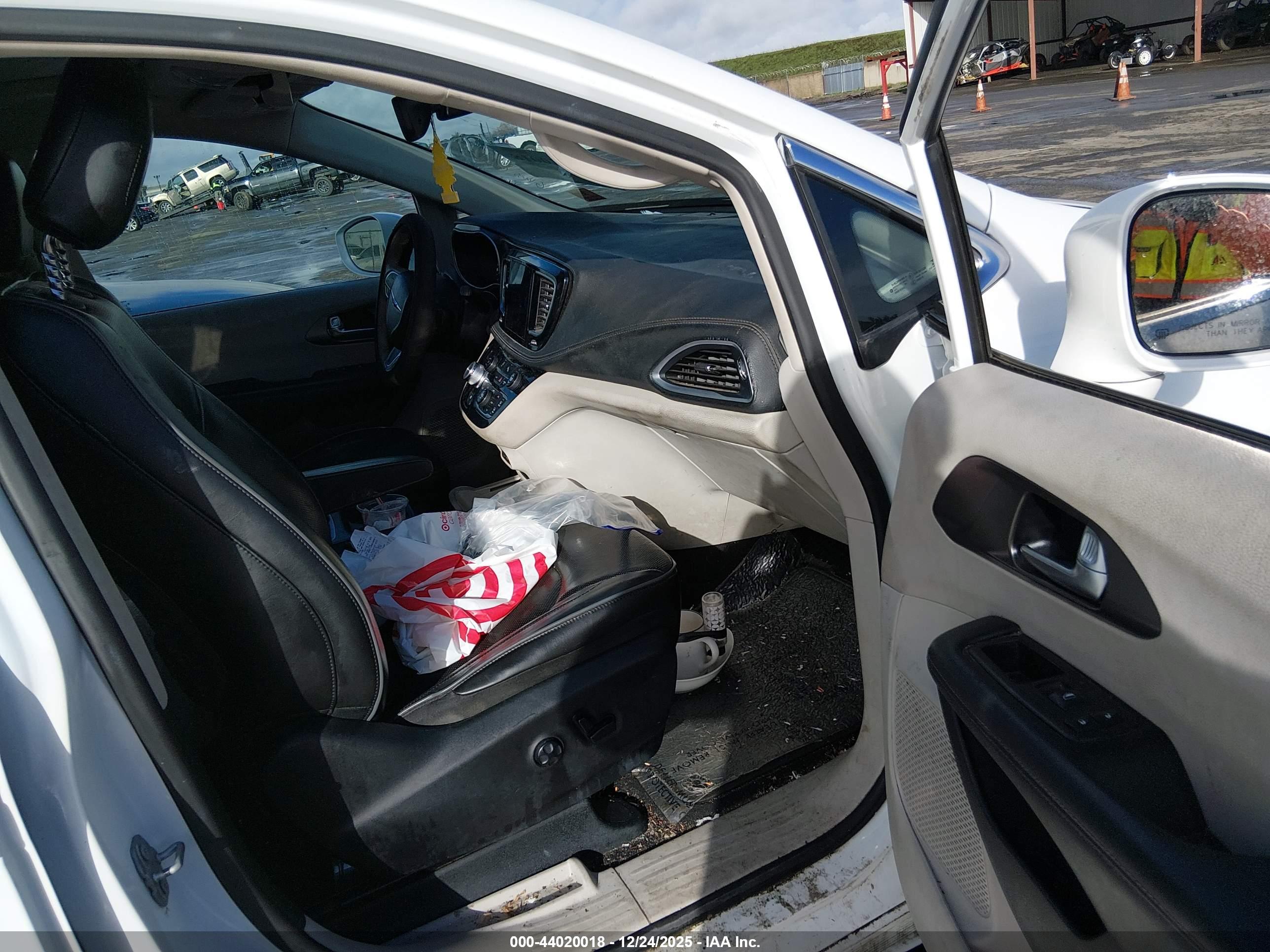 CHRYSLER PACIFICA image 5