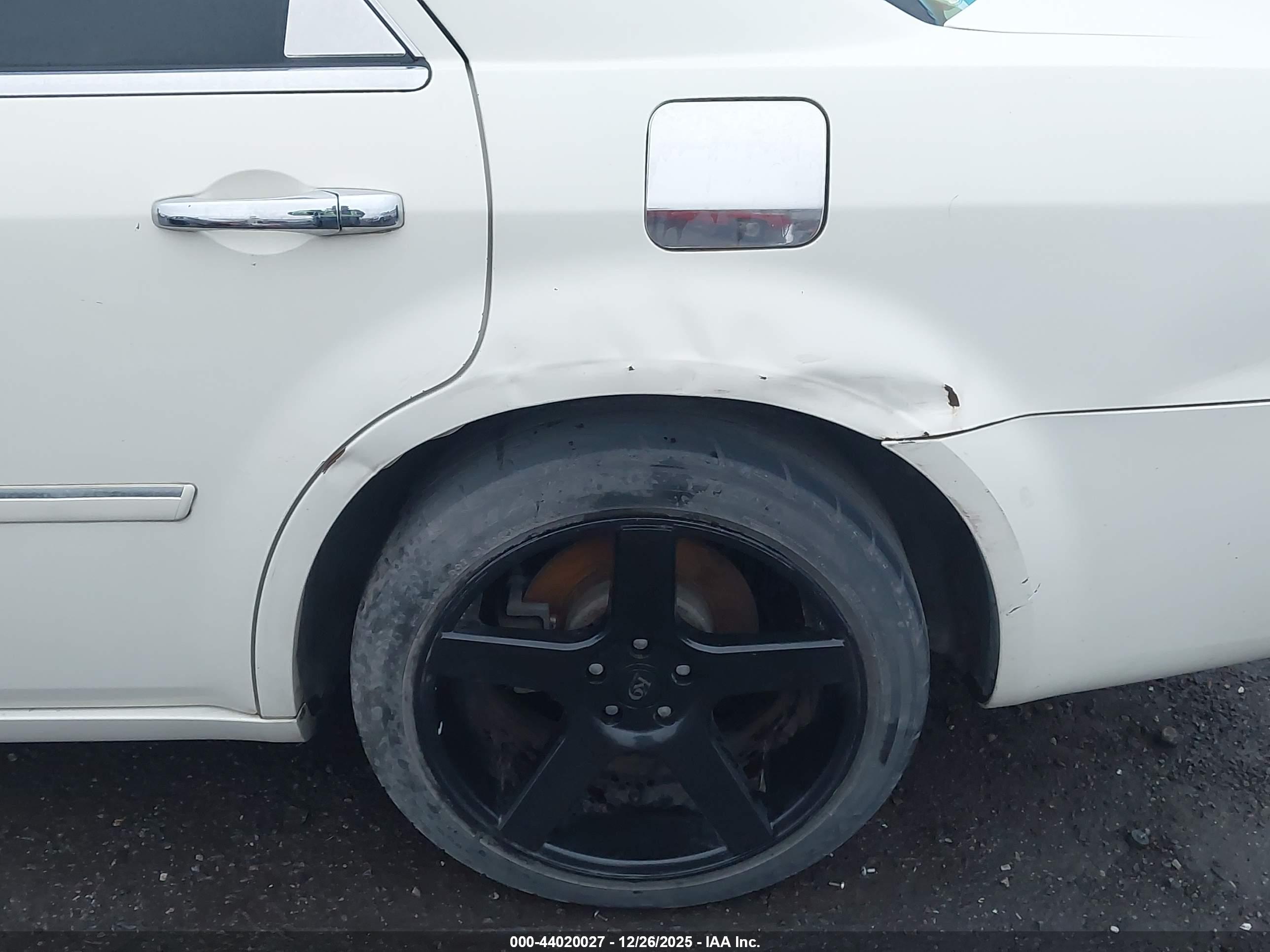 CHRYSLER 300 image 6