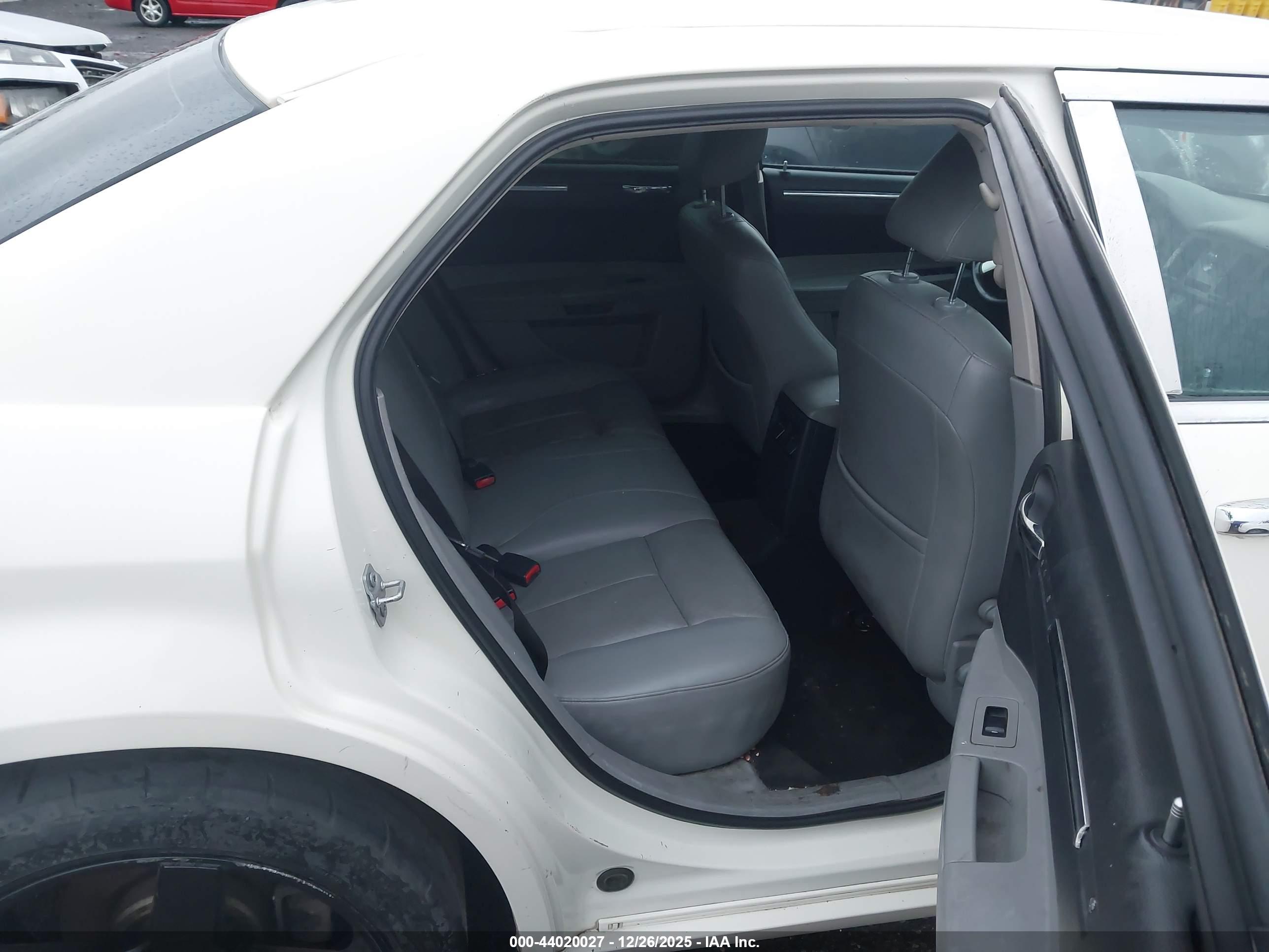 CHRYSLER 300 image 8