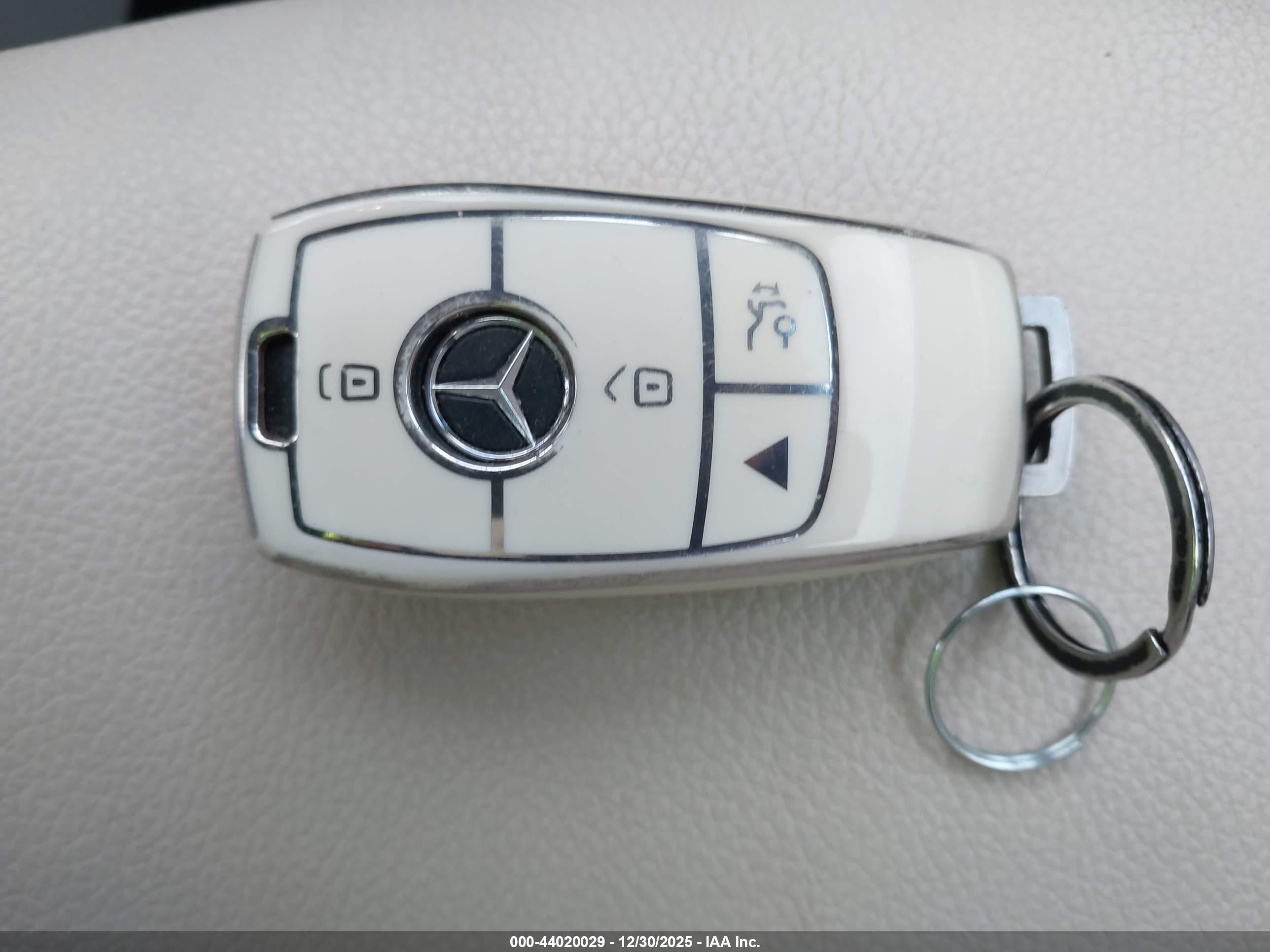 MERCEDES-BENZ GLB image 11
