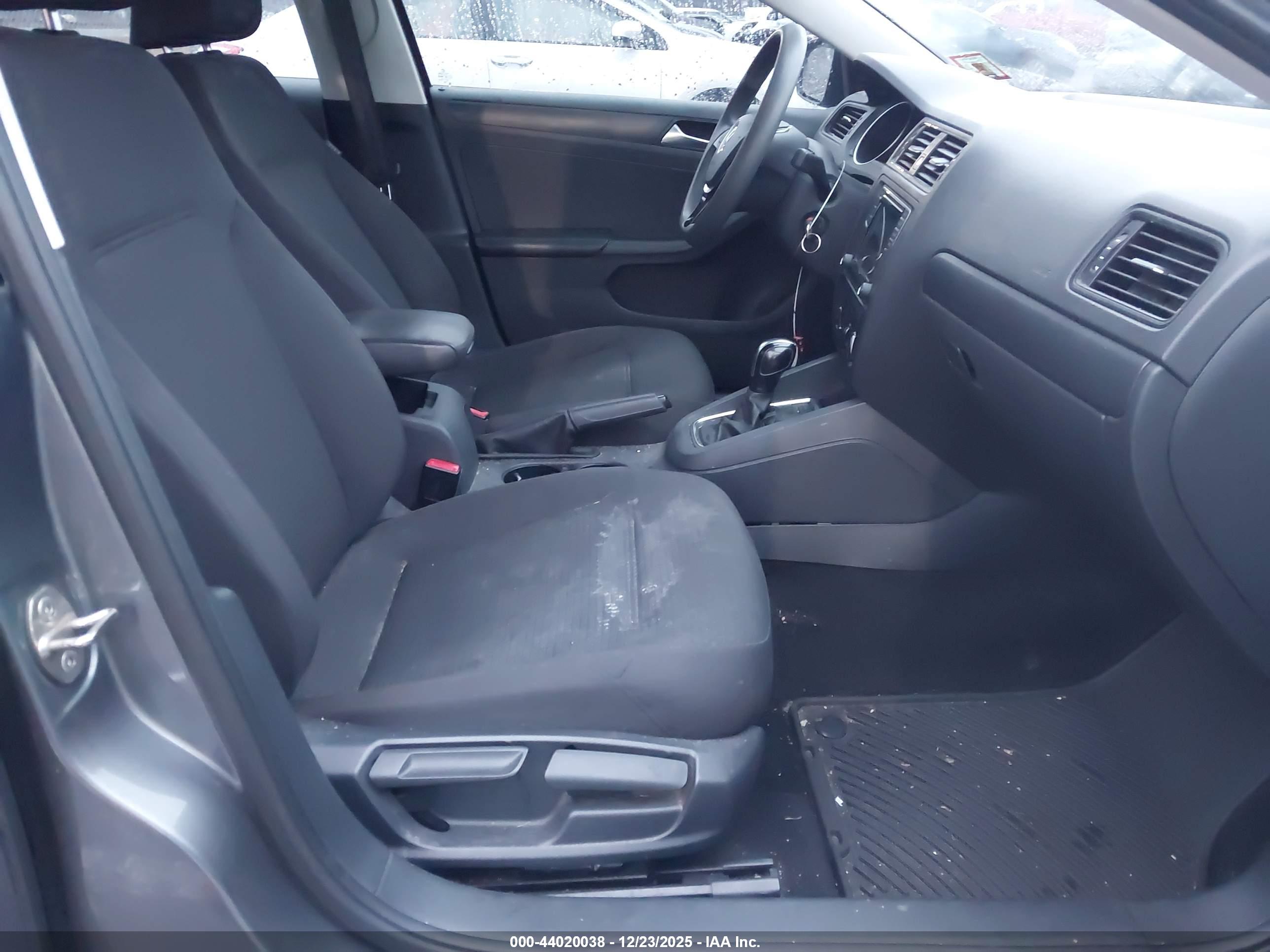 VOLKSWAGEN JETTA image 5