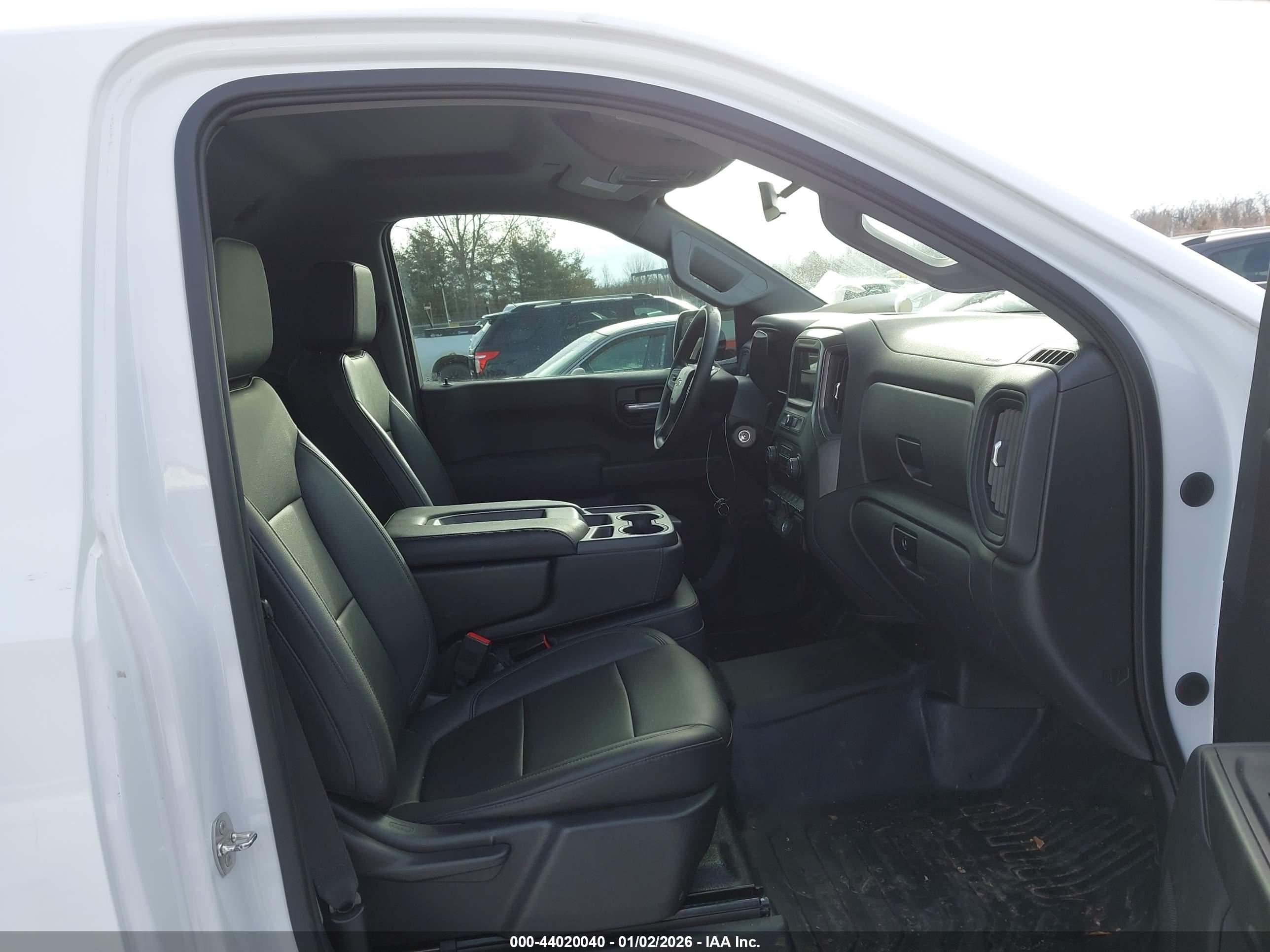 CHEVROLET SILVERADO image 5