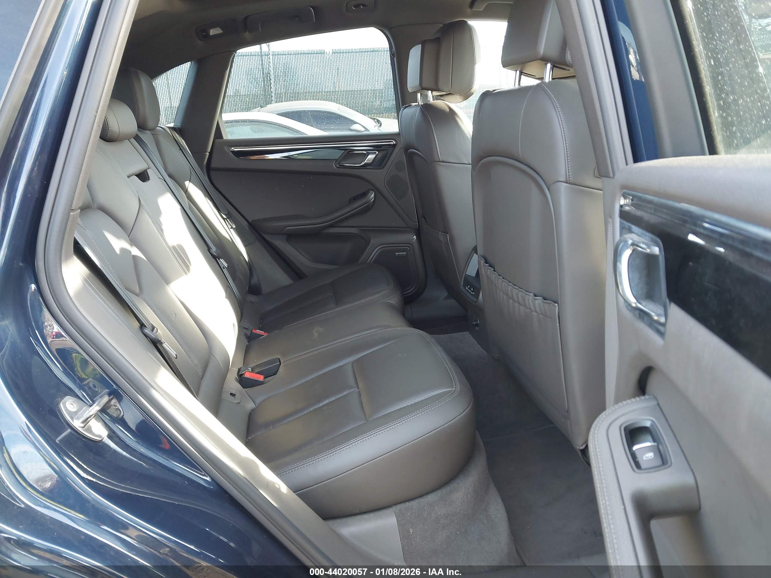 PORSCHE MACAN image 8