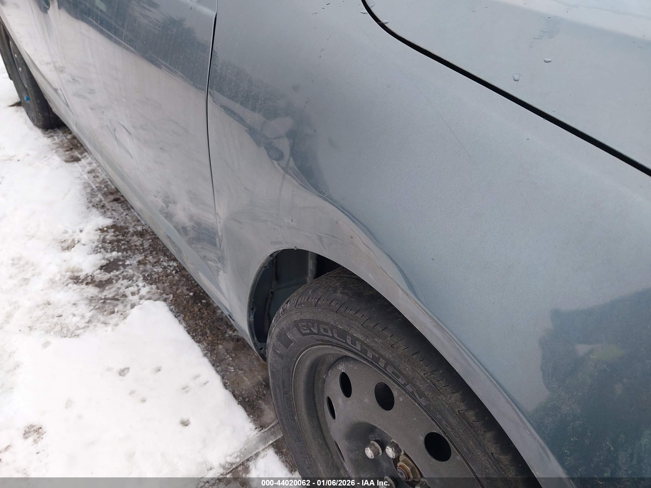 FORD FUSION image 6