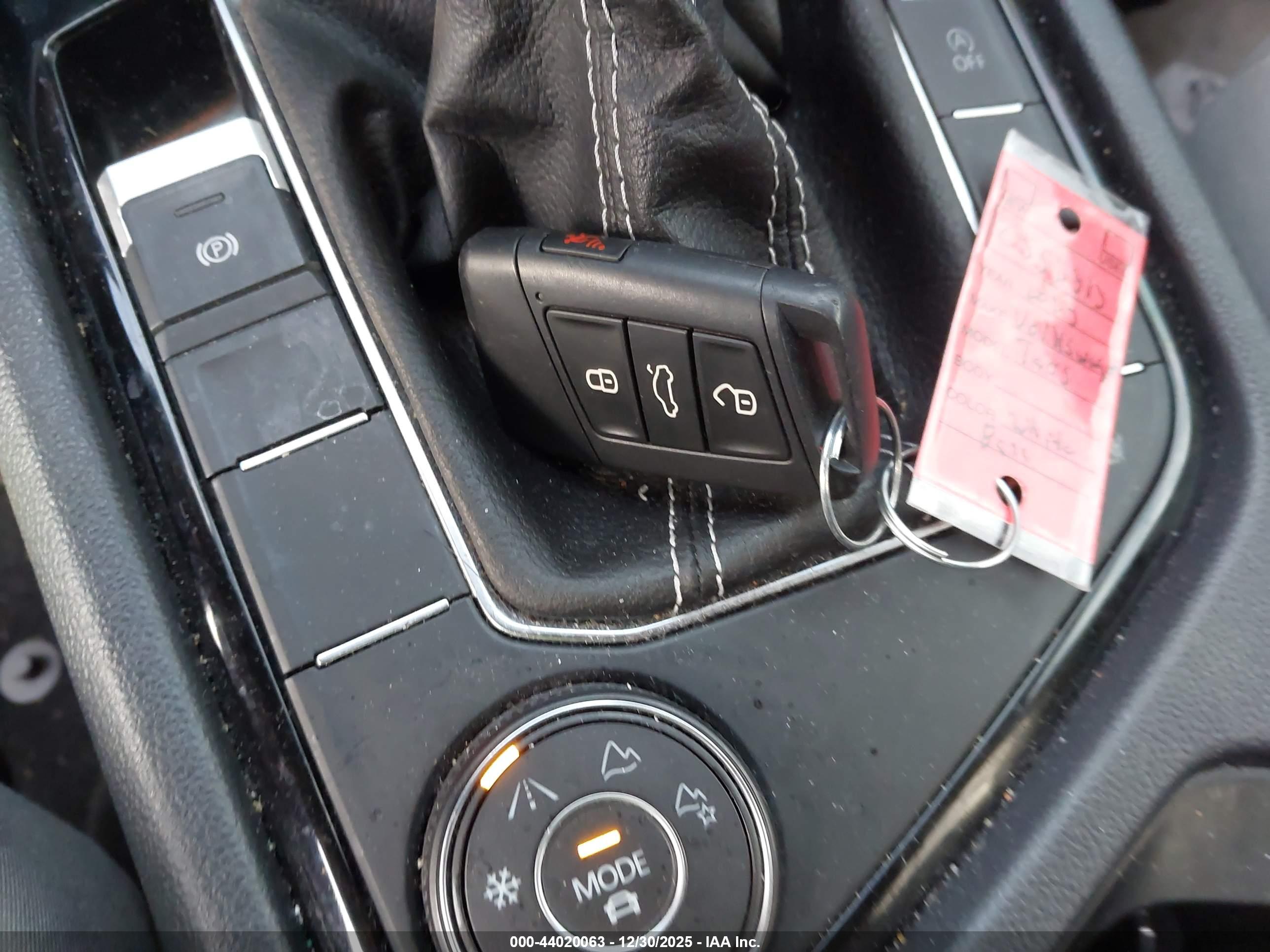 VOLKSWAGEN TAOS image 11