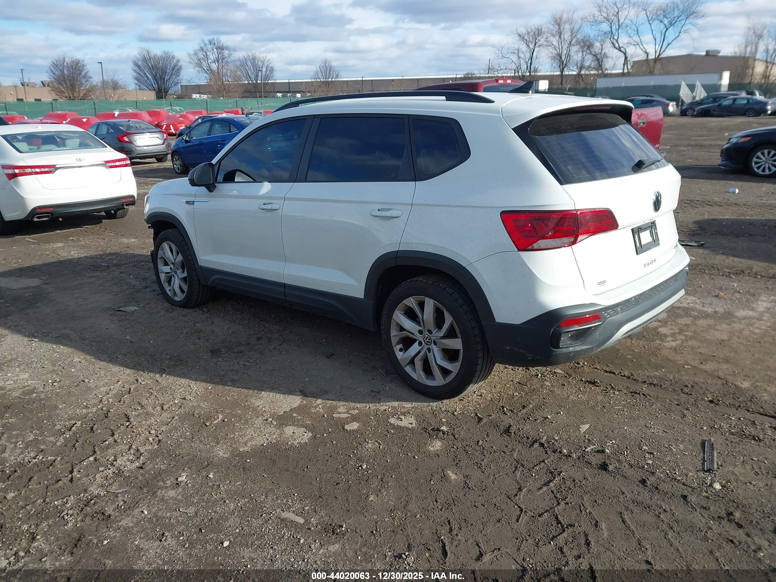 VOLKSWAGEN TAOS image 3