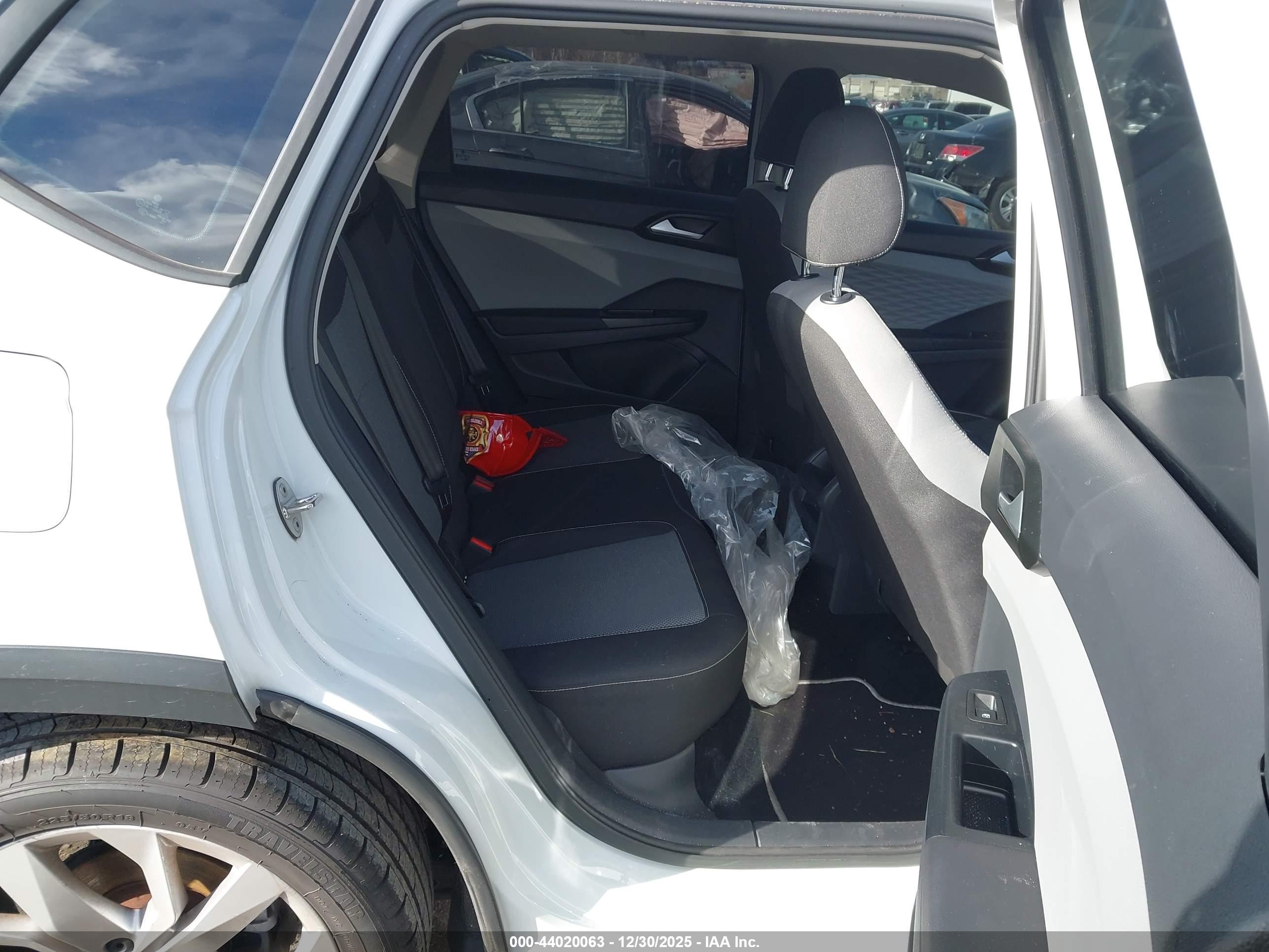 VOLKSWAGEN TAOS image 8
