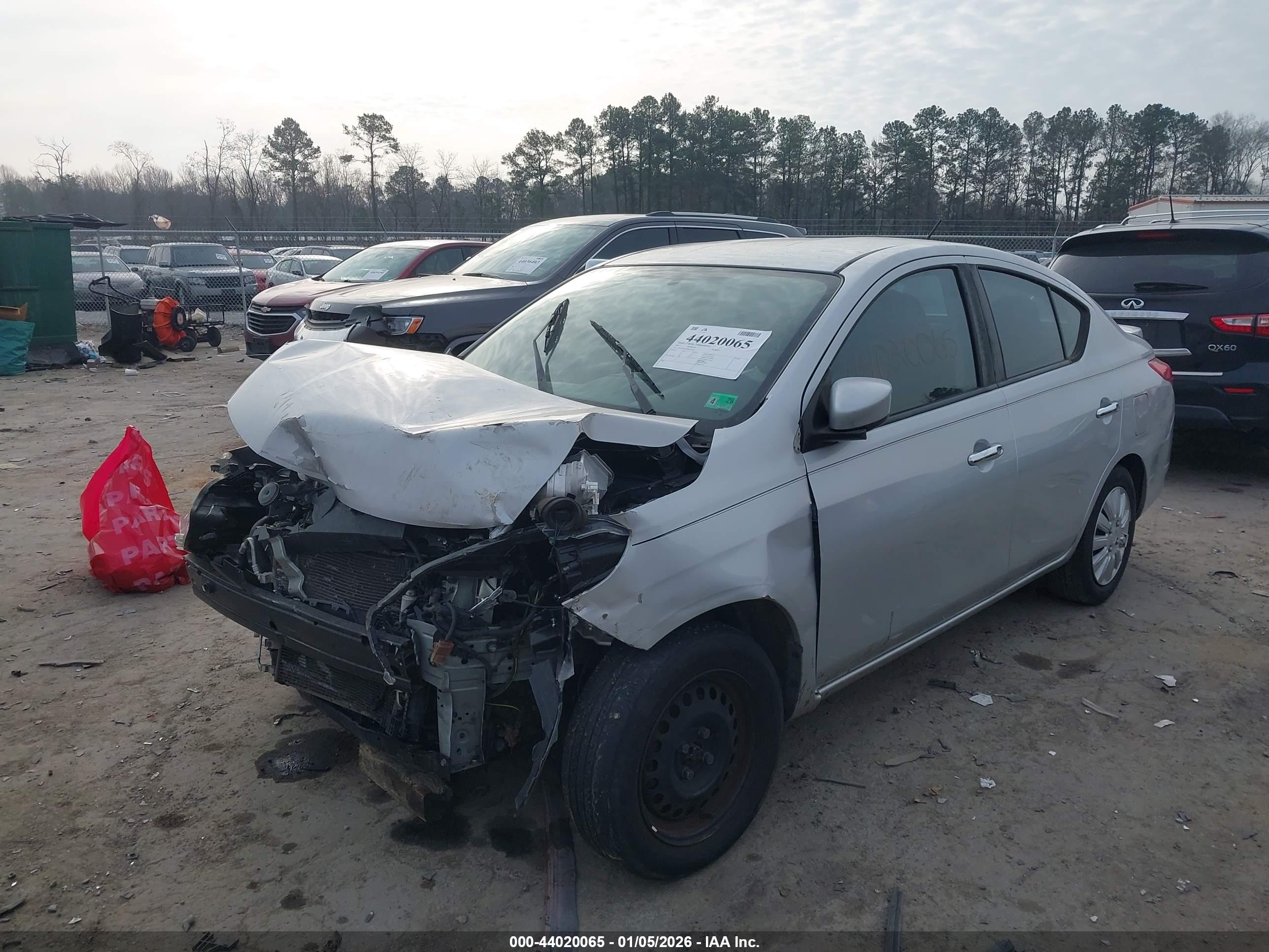 NISSAN VERSA image 6