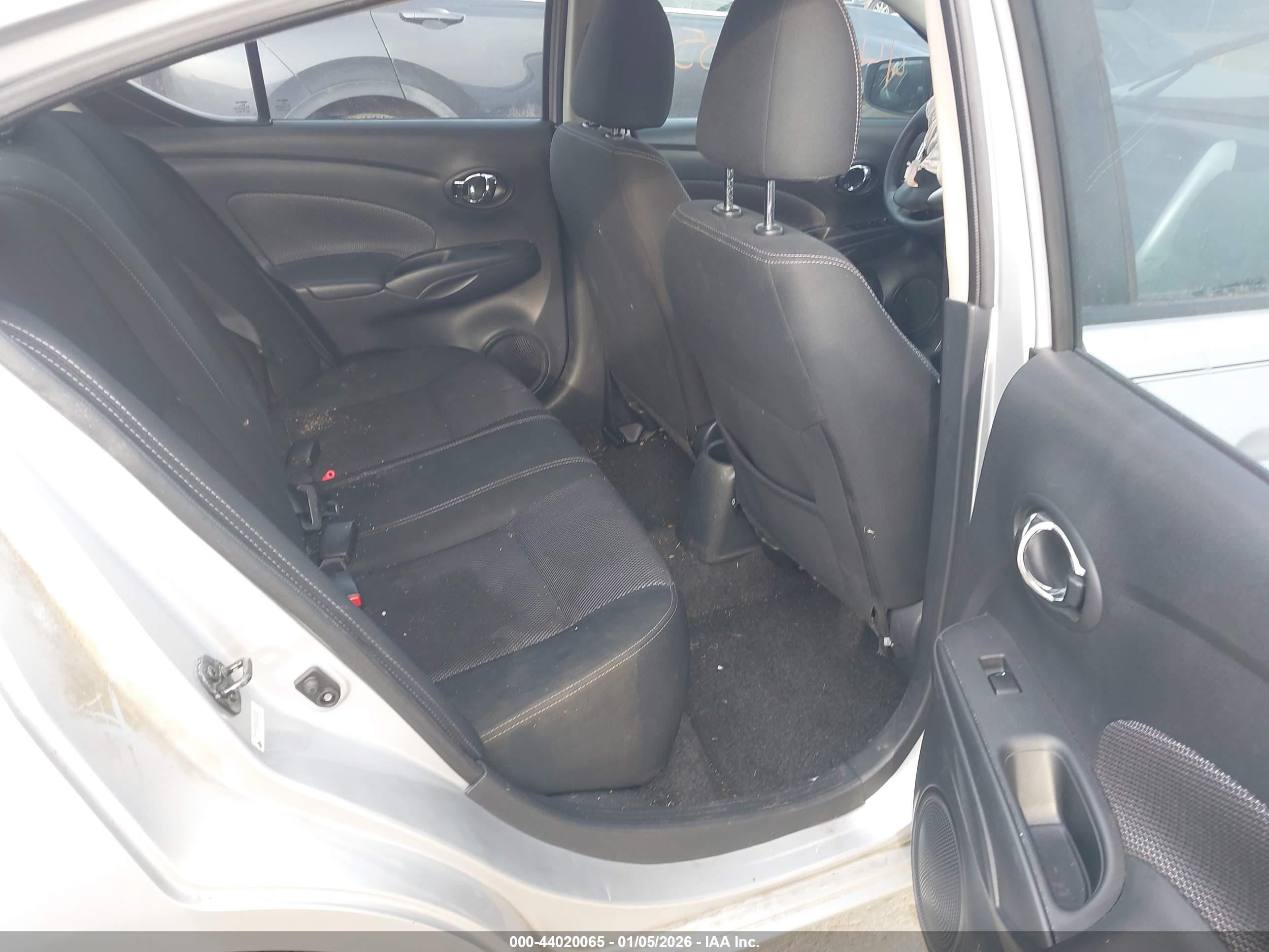 NISSAN VERSA image 8