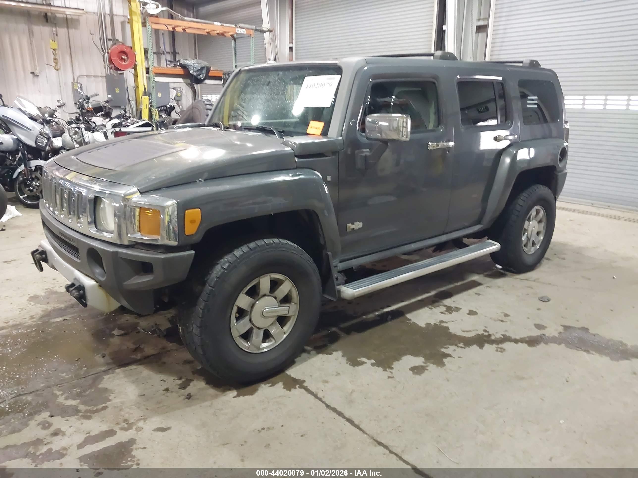 HUMMER H3 image 2