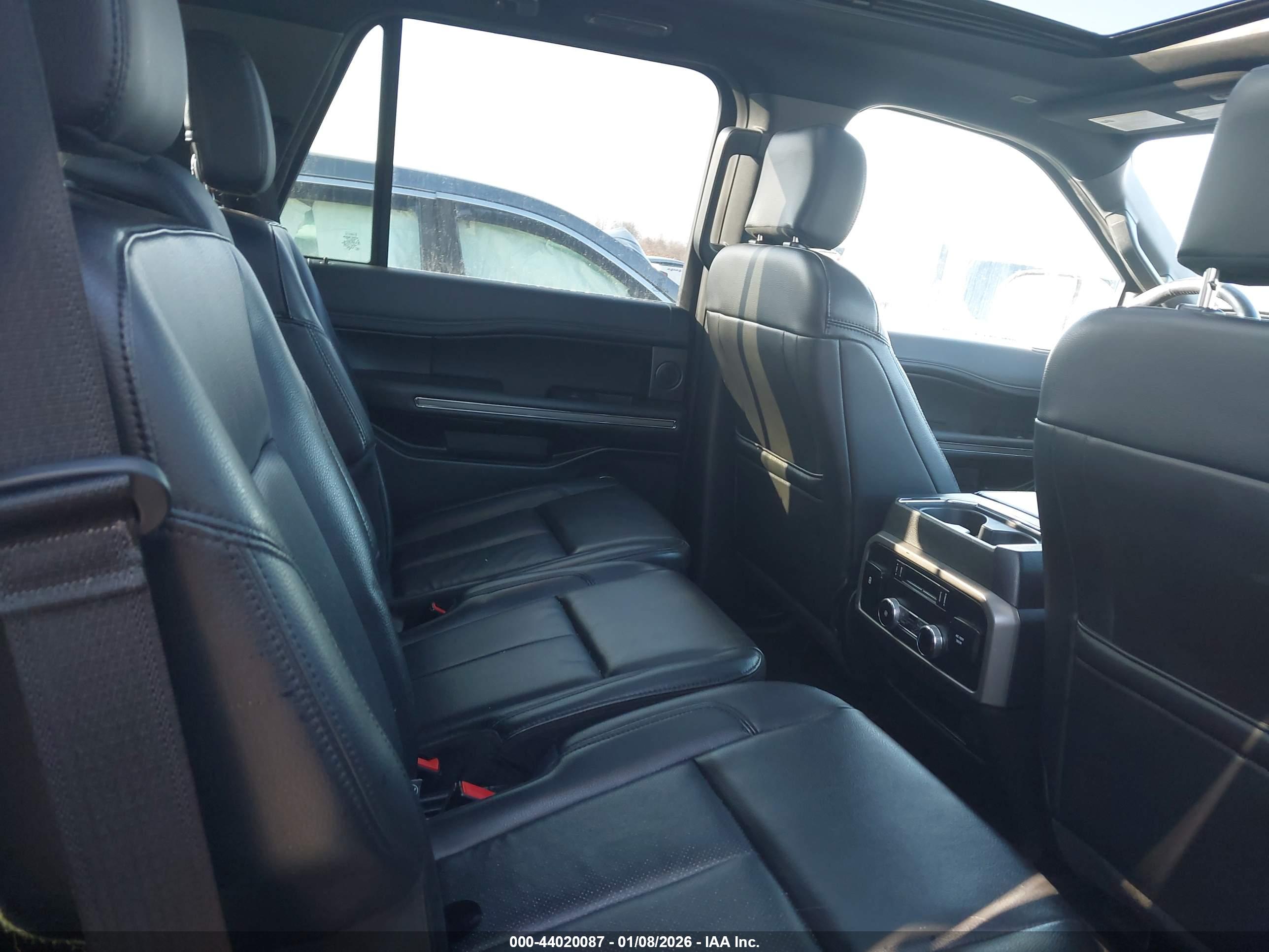 FORD EXPEDITION image 8