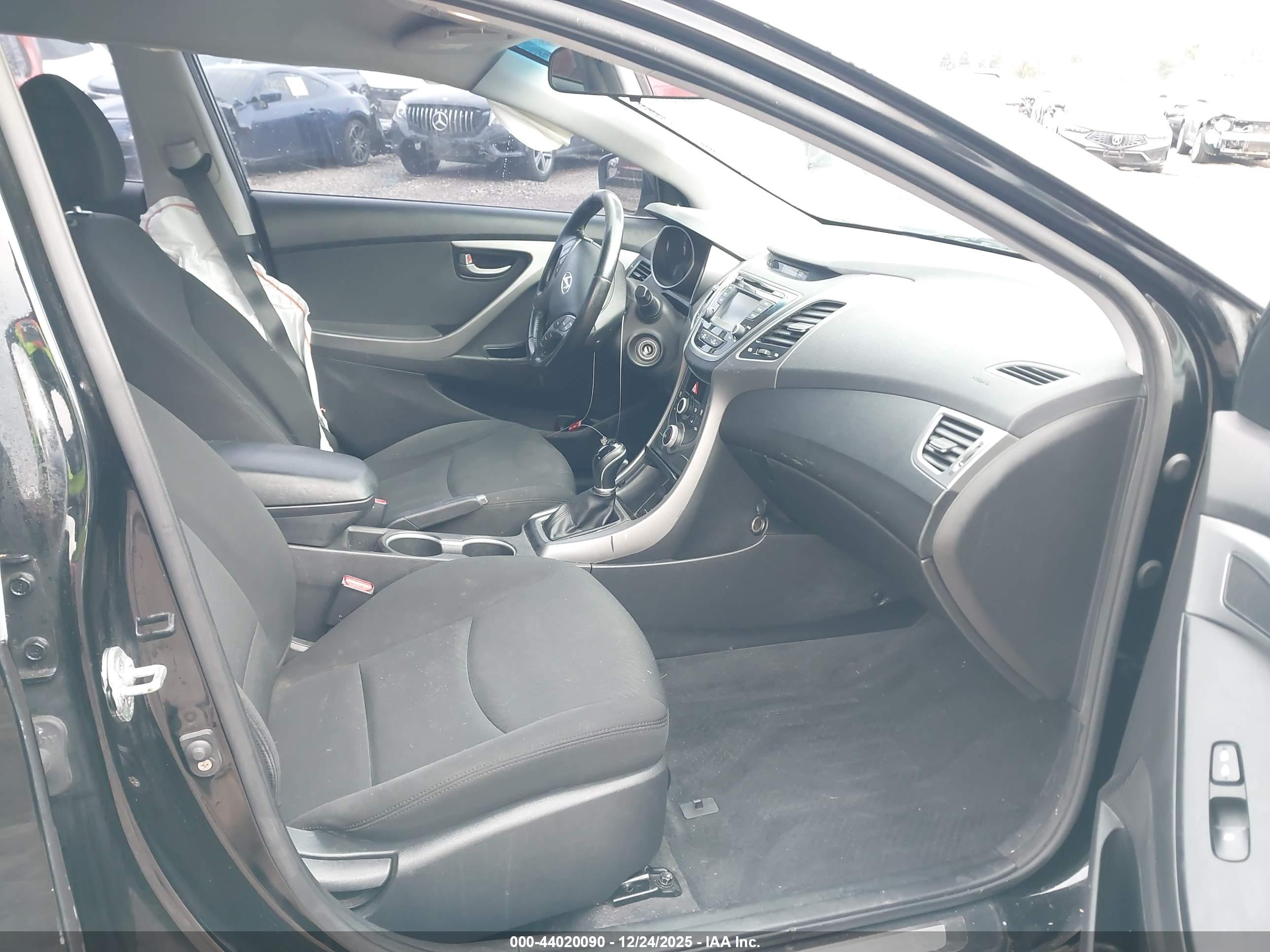 HYUNDAI ELANTRA image 5