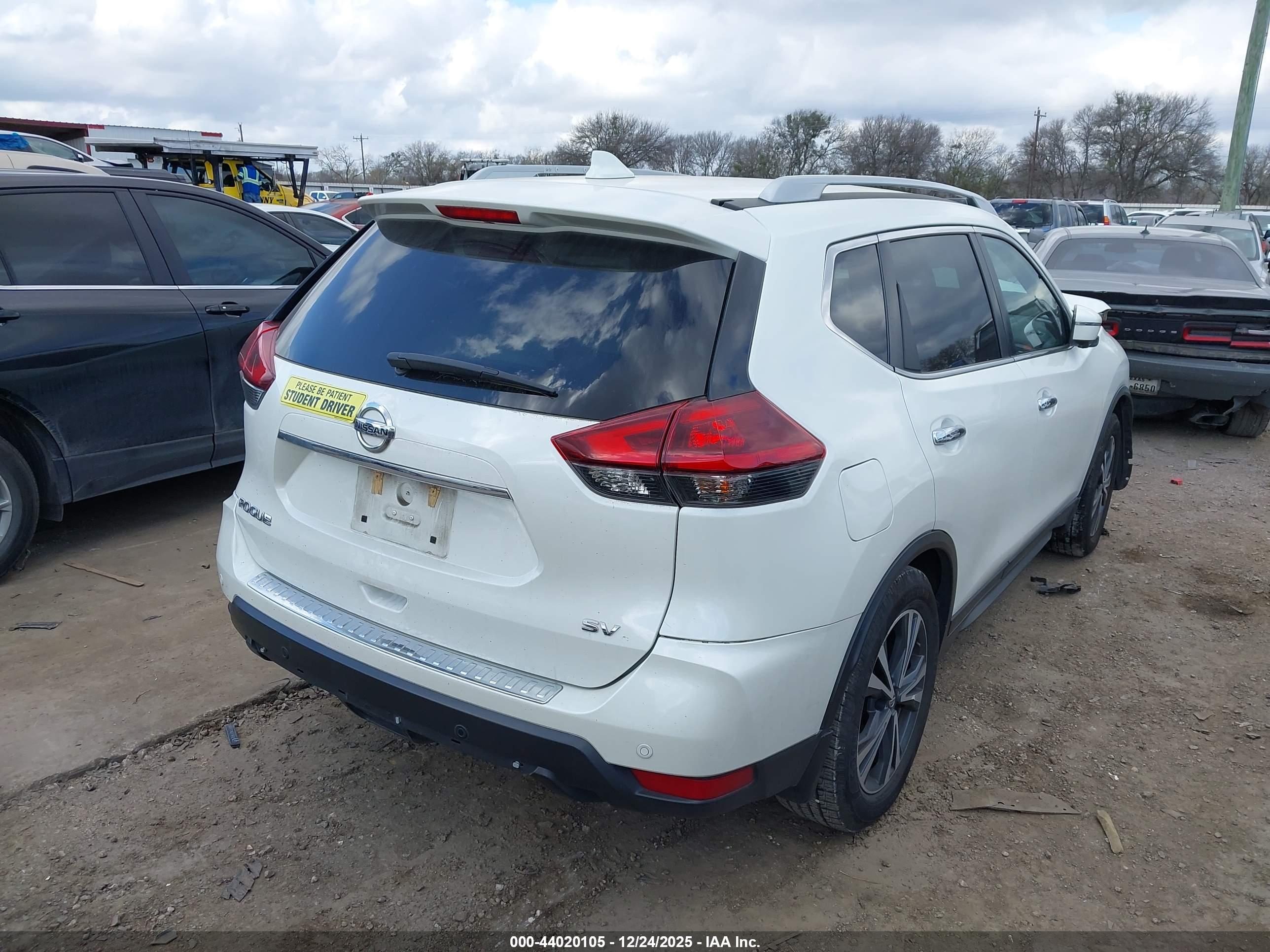 NISSAN ROGUE image 4