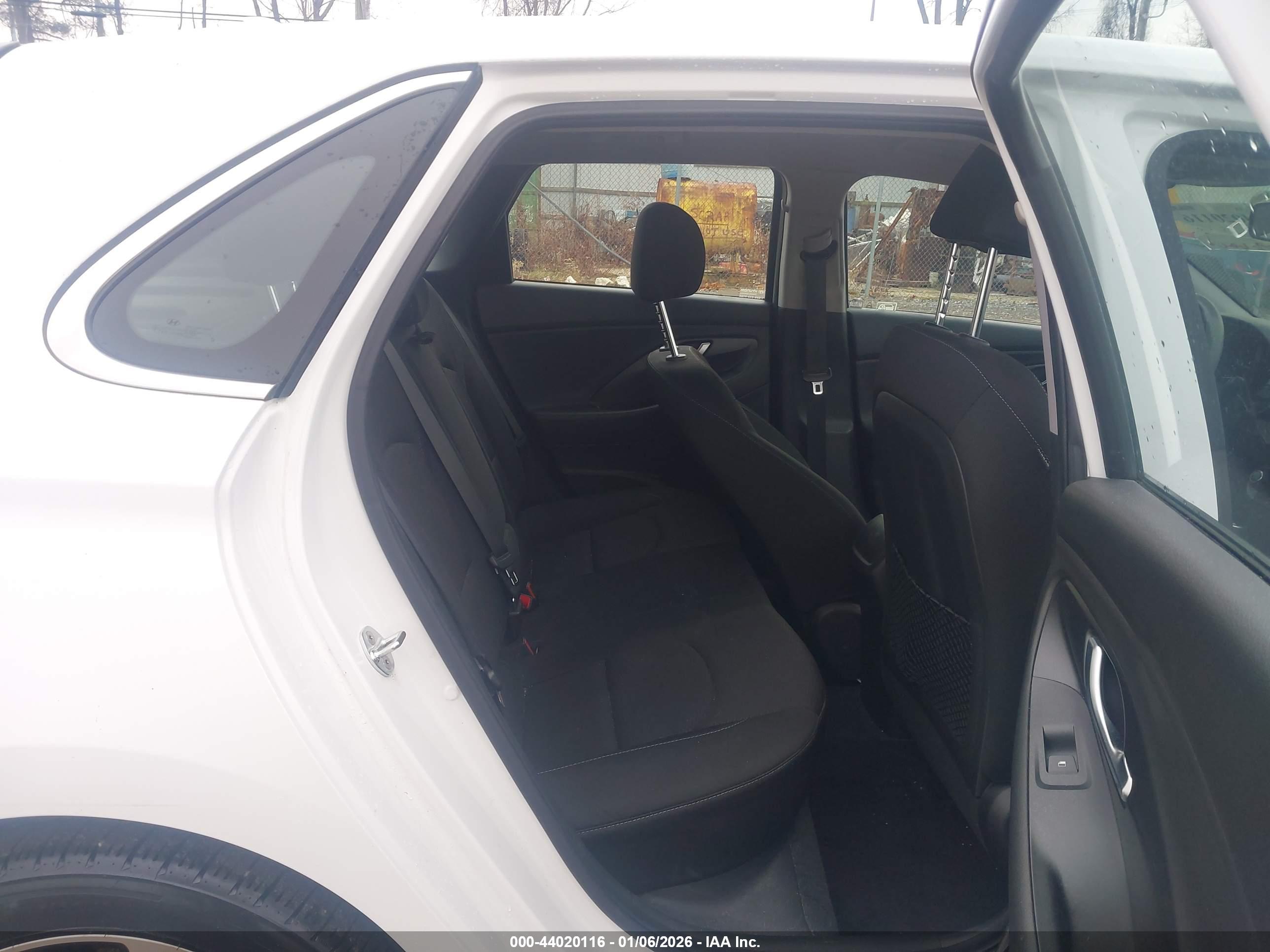 HYUNDAI ELANTRA image 8