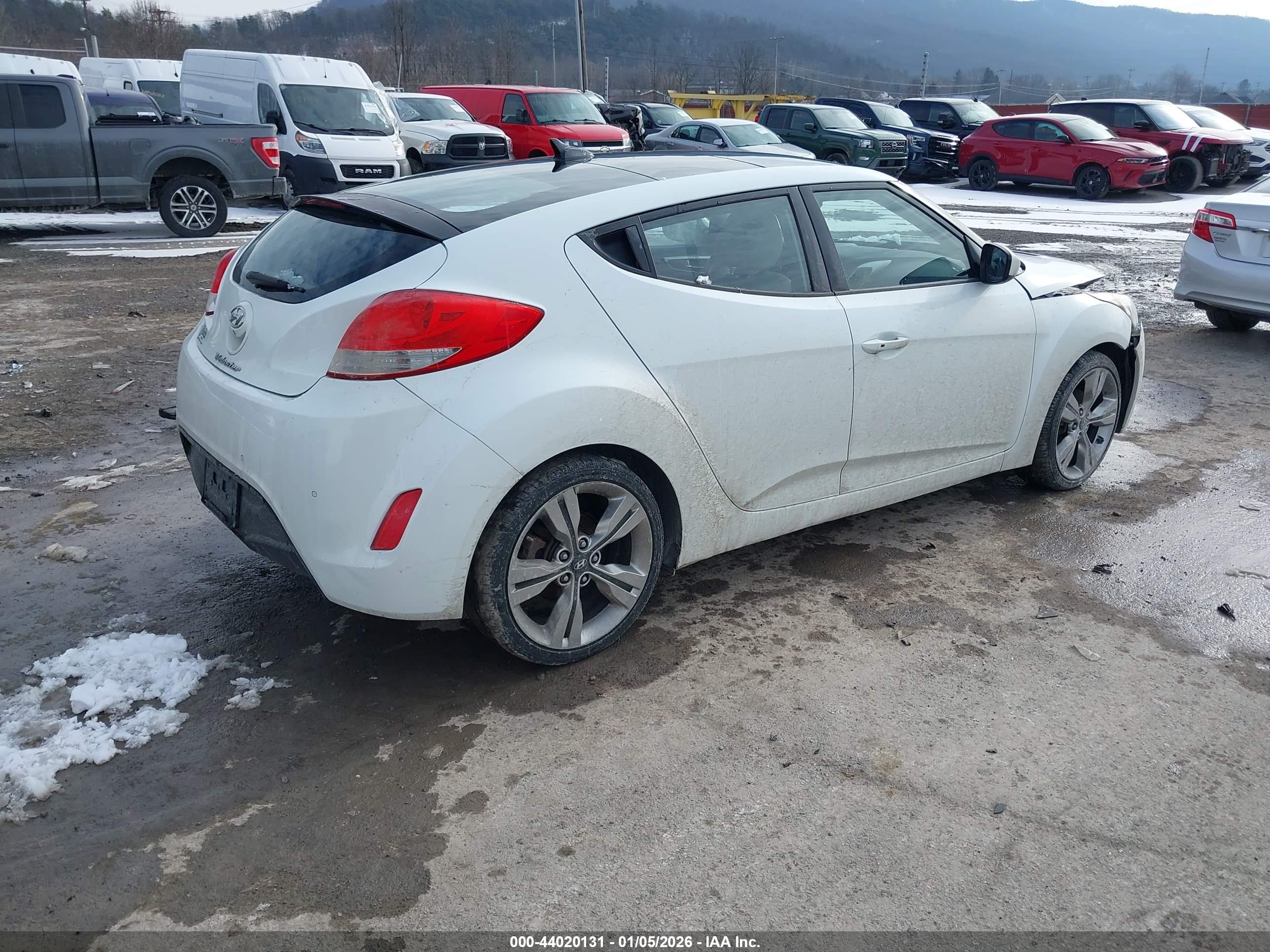 HYUNDAI VELOSTER image 4