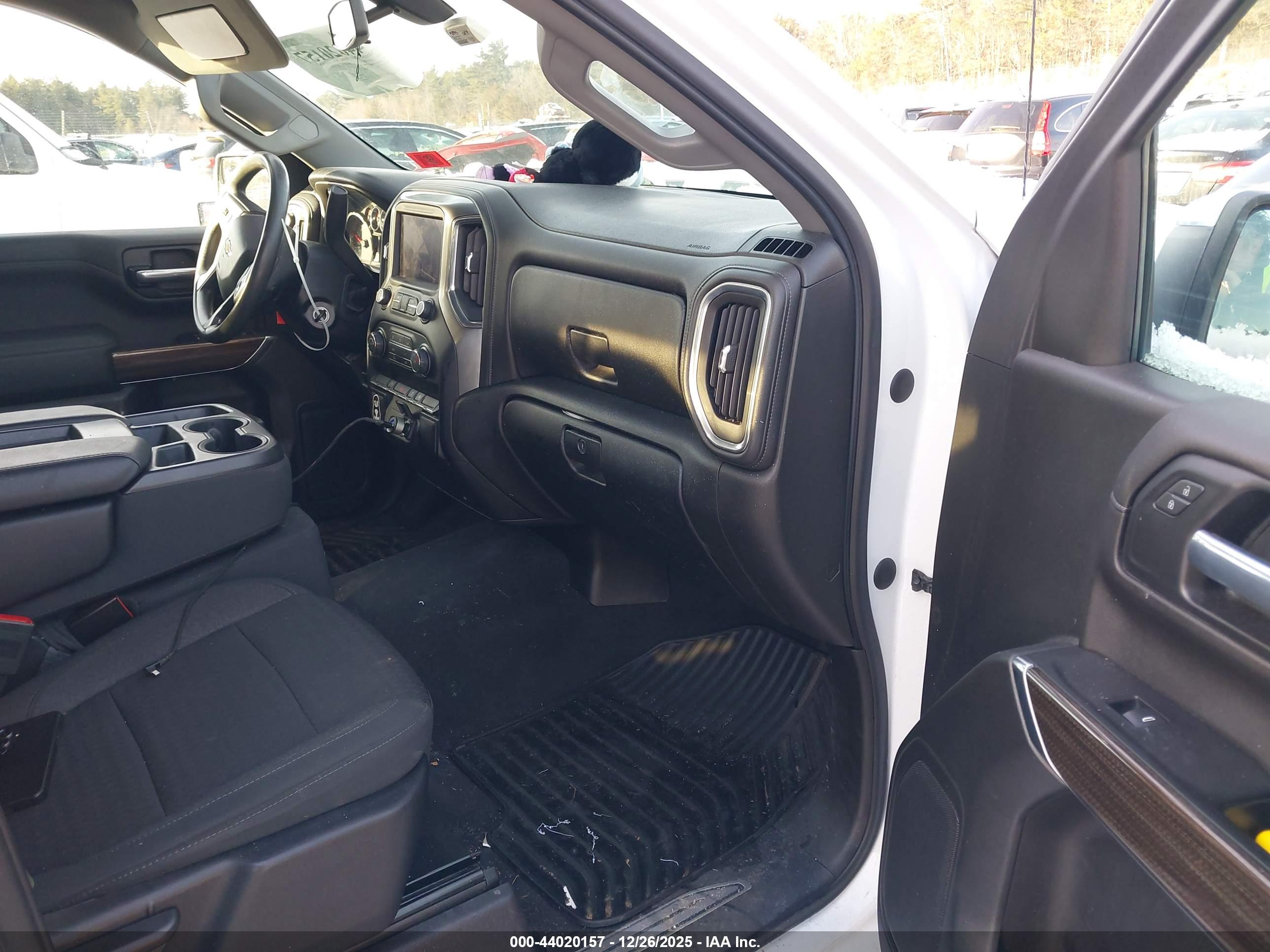 CHEVROLET SILVERADO image 5