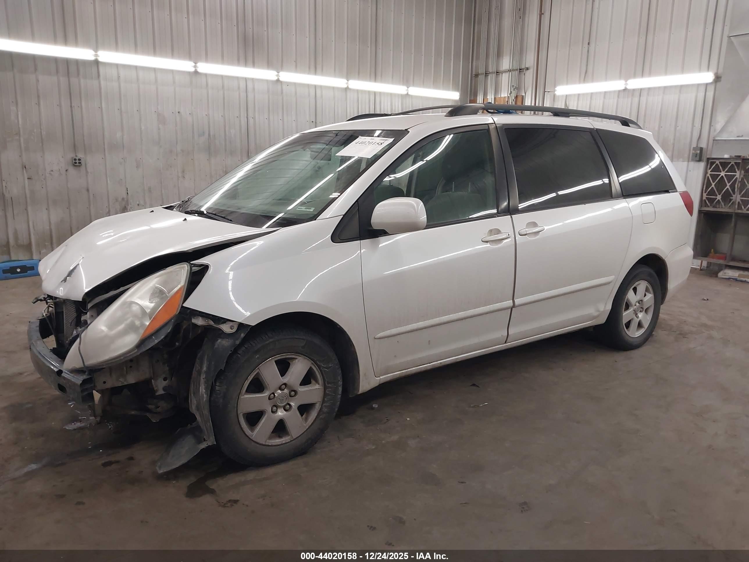 TOYOTA SIENNA image 2
