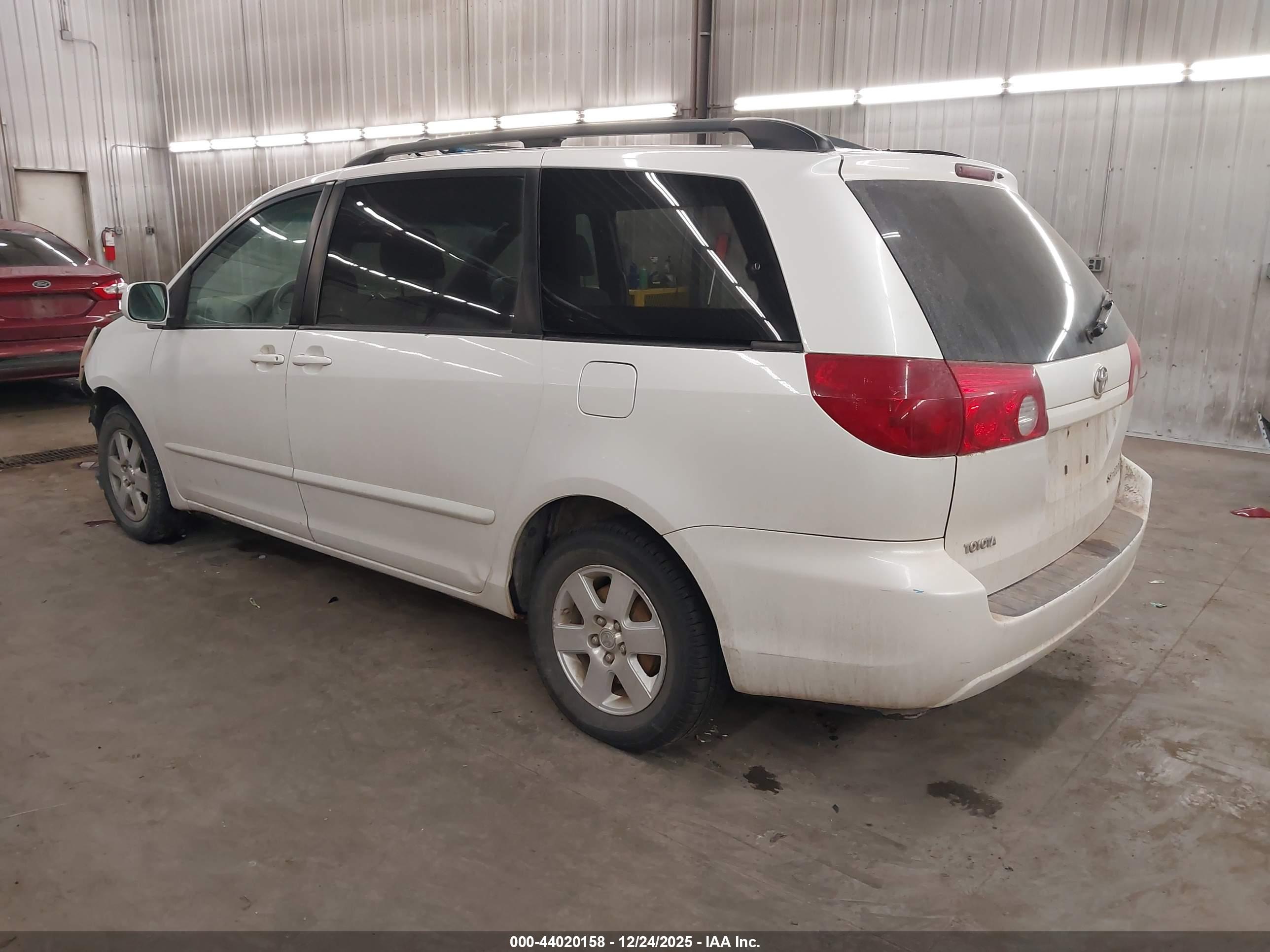TOYOTA SIENNA image 3