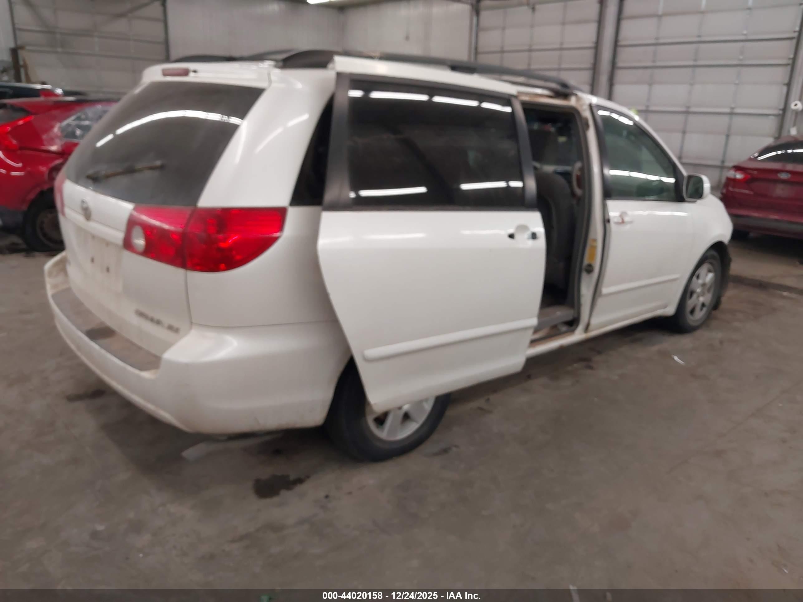 TOYOTA SIENNA image 4