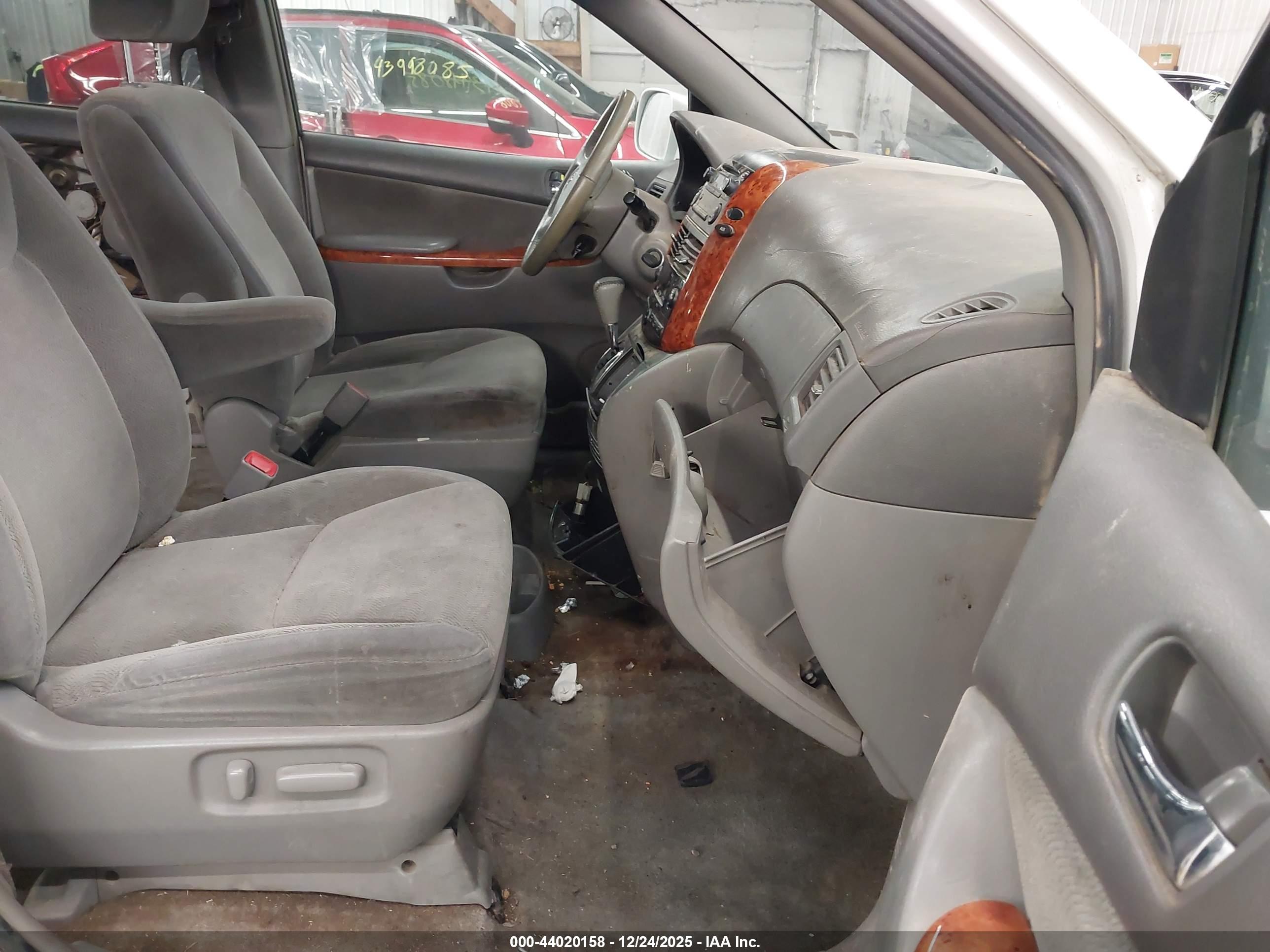 TOYOTA SIENNA image 5