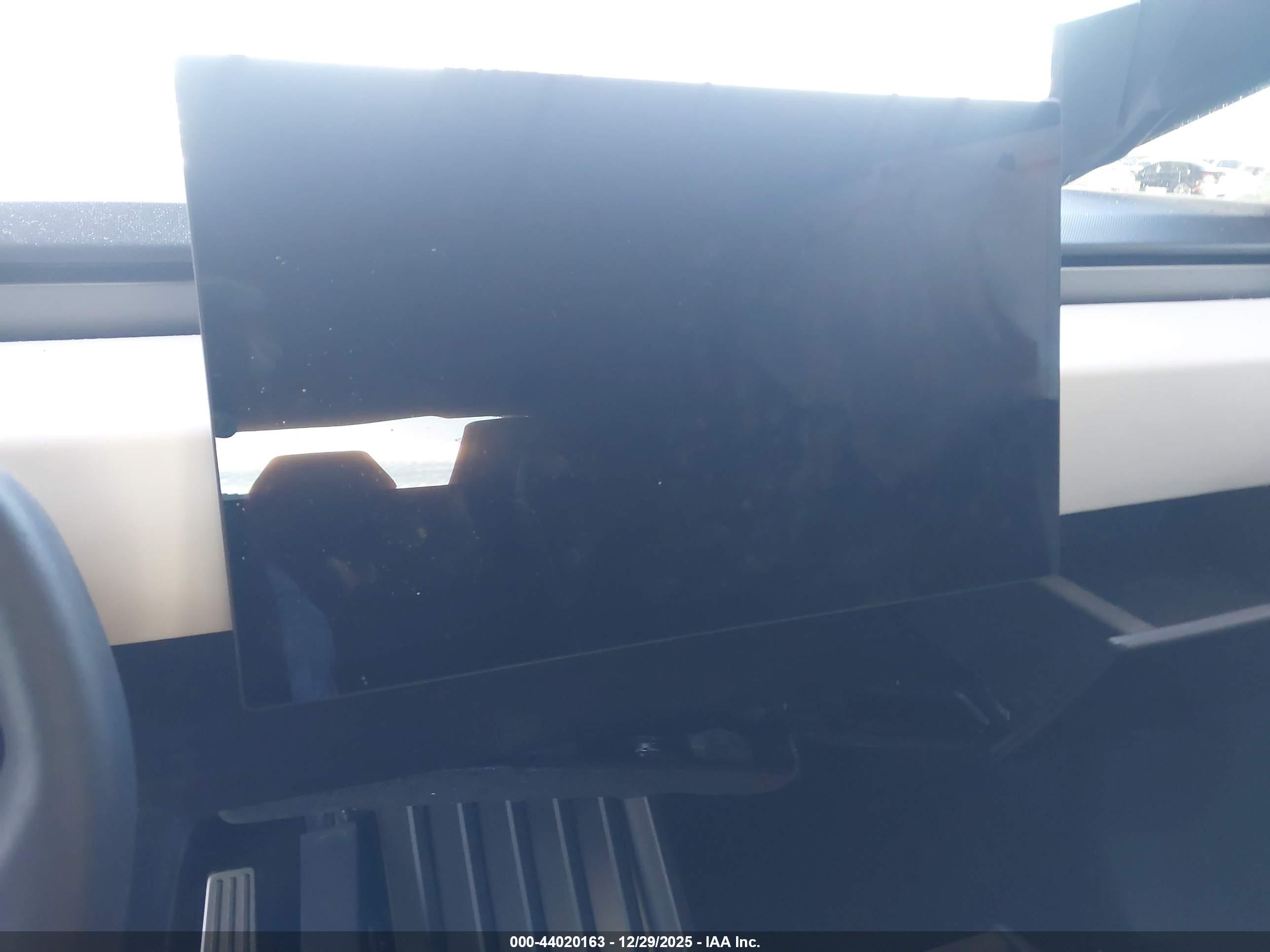 TESLA CYBERTRUCK image 7