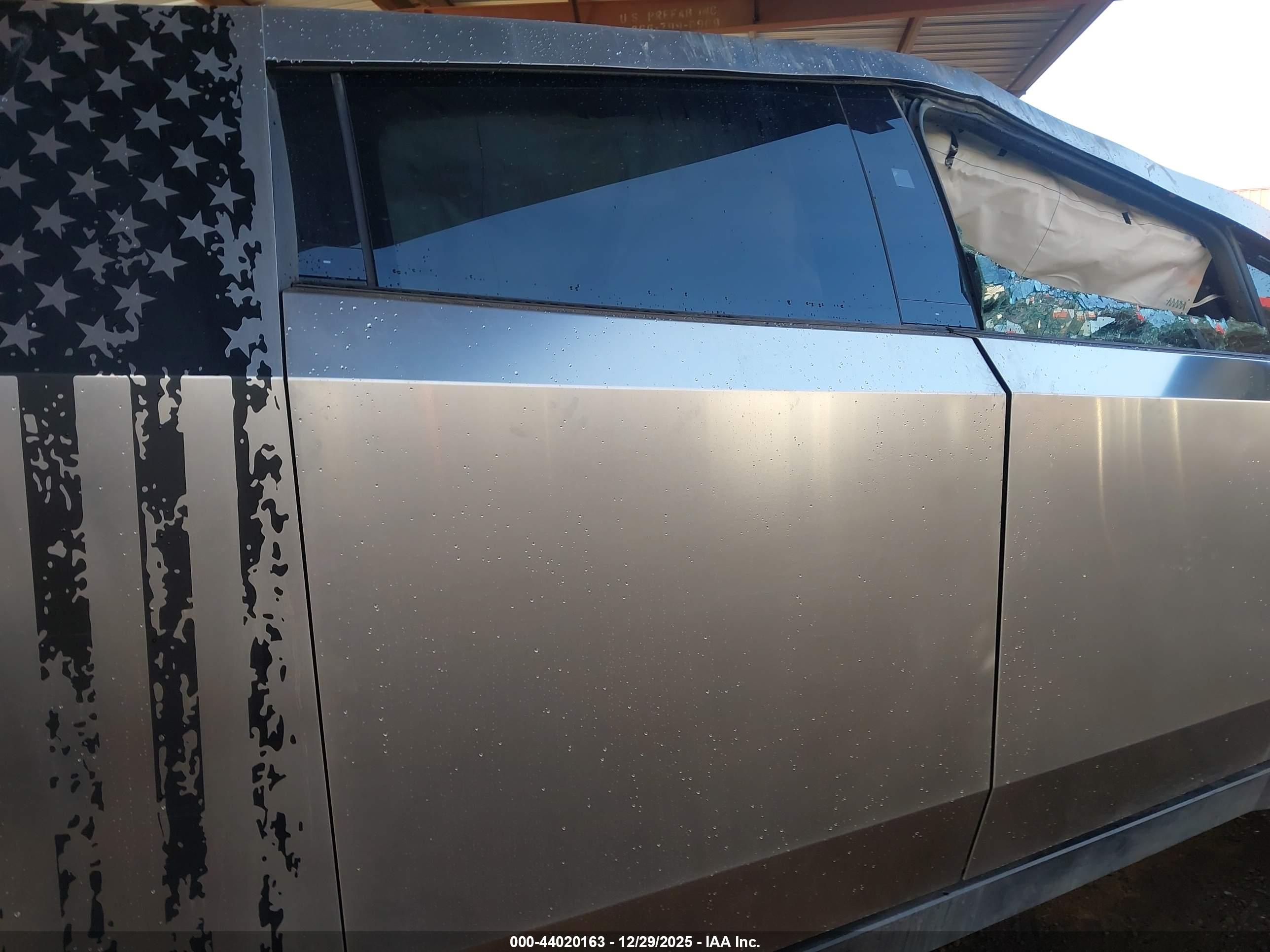 TESLA CYBERTRUCK image 8