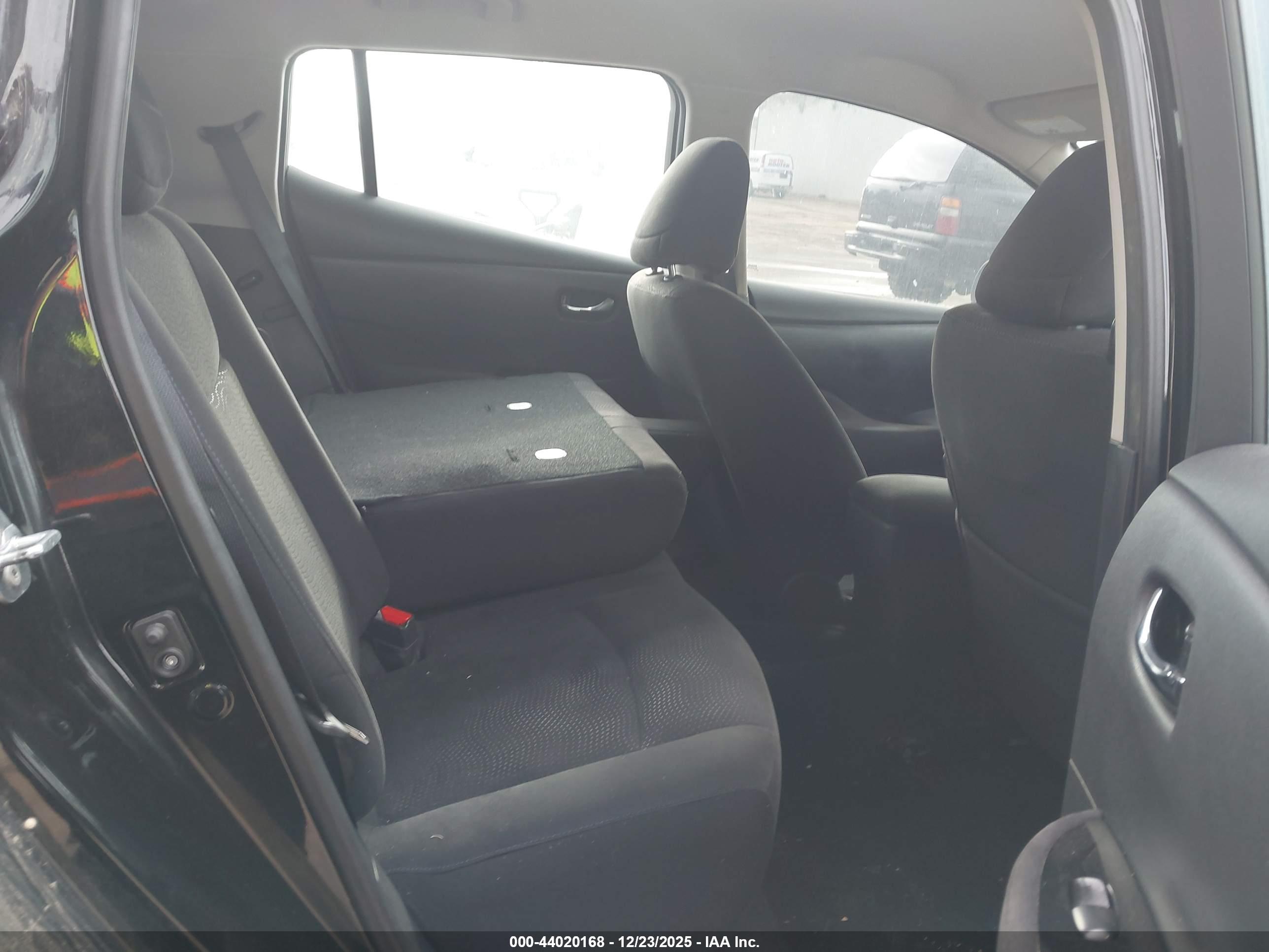 NISSAN LEAF image 8
