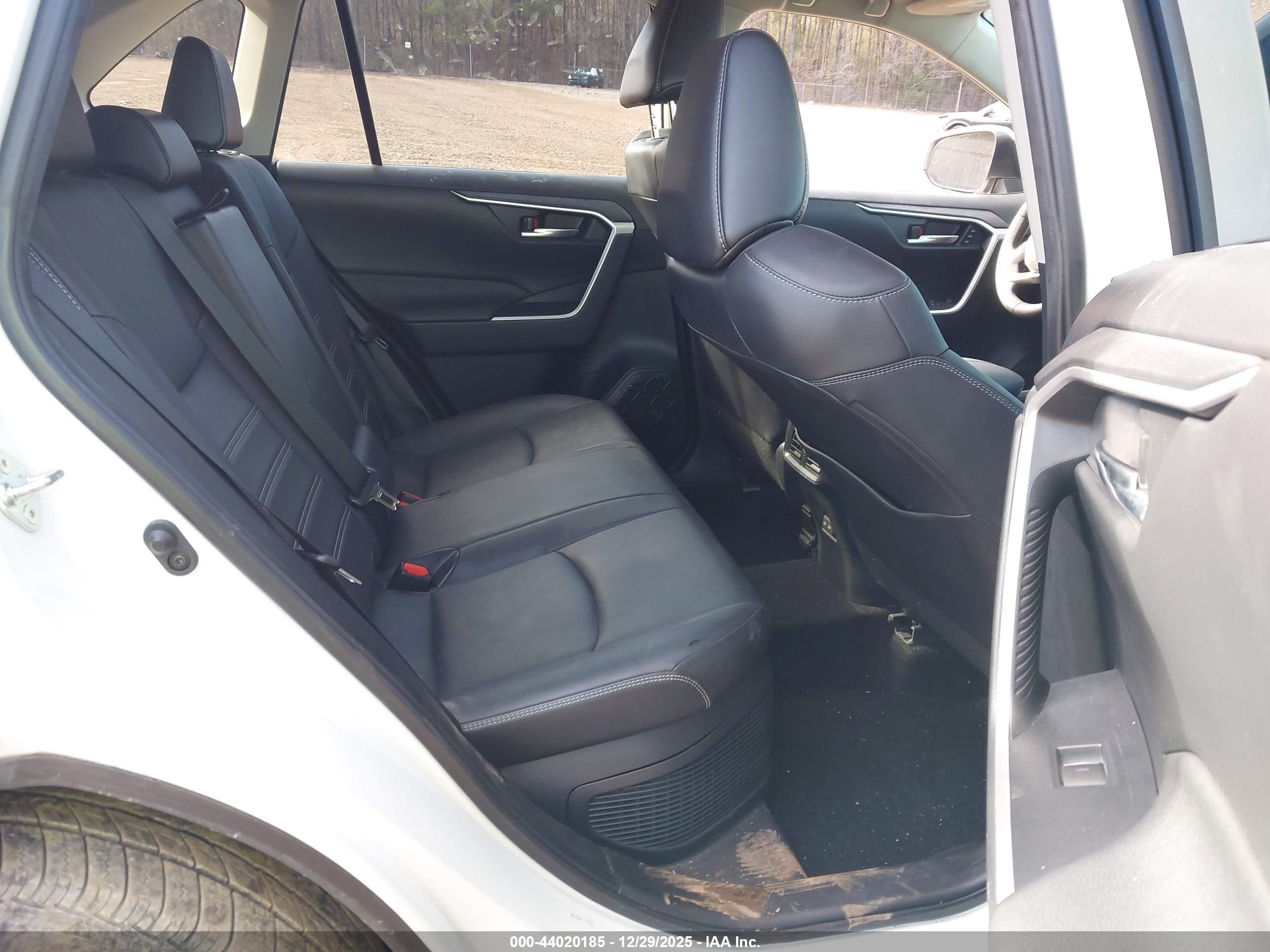TOYOTA RAV4 image 8