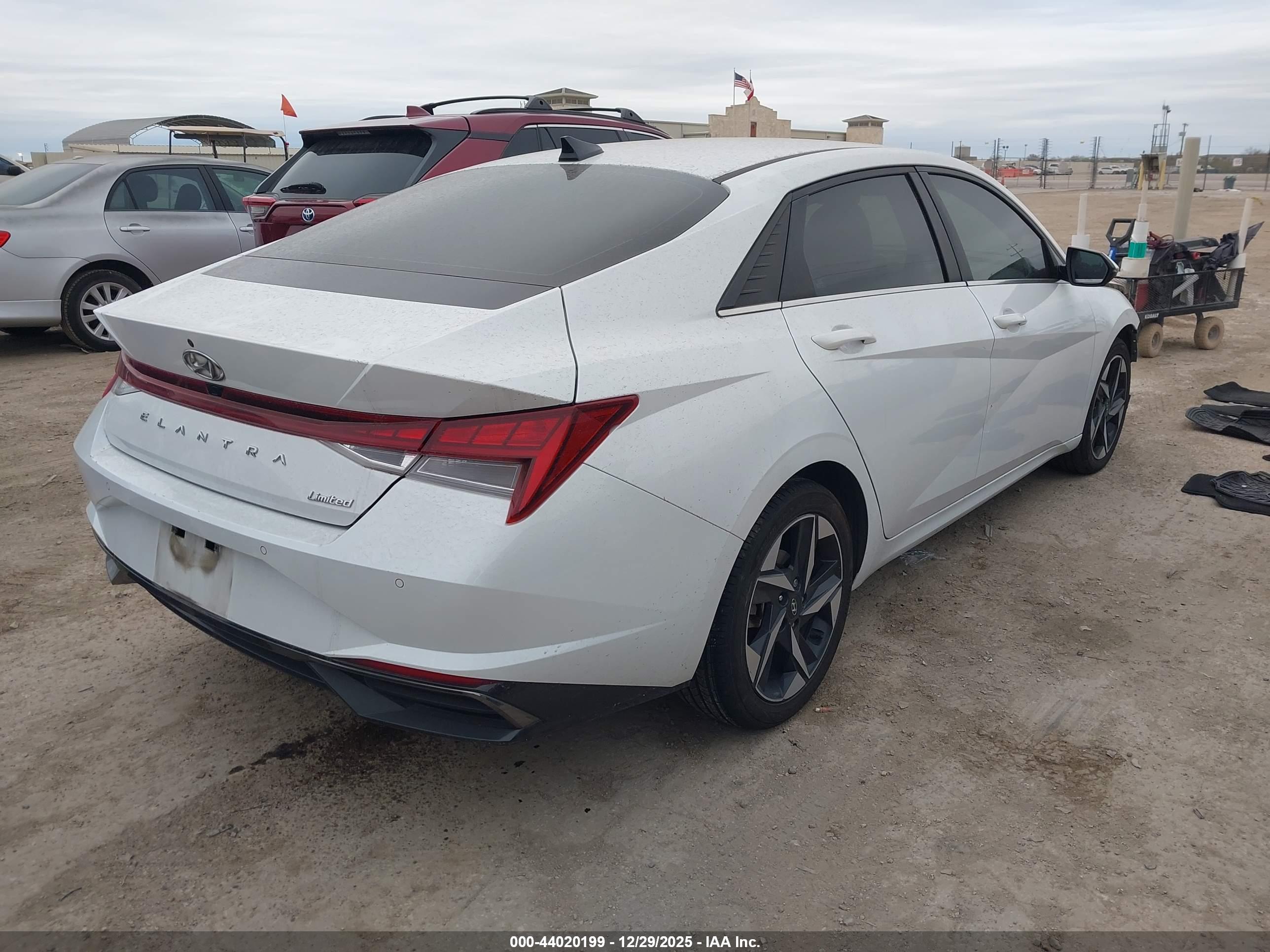 HYUNDAI ELANTRA image 4