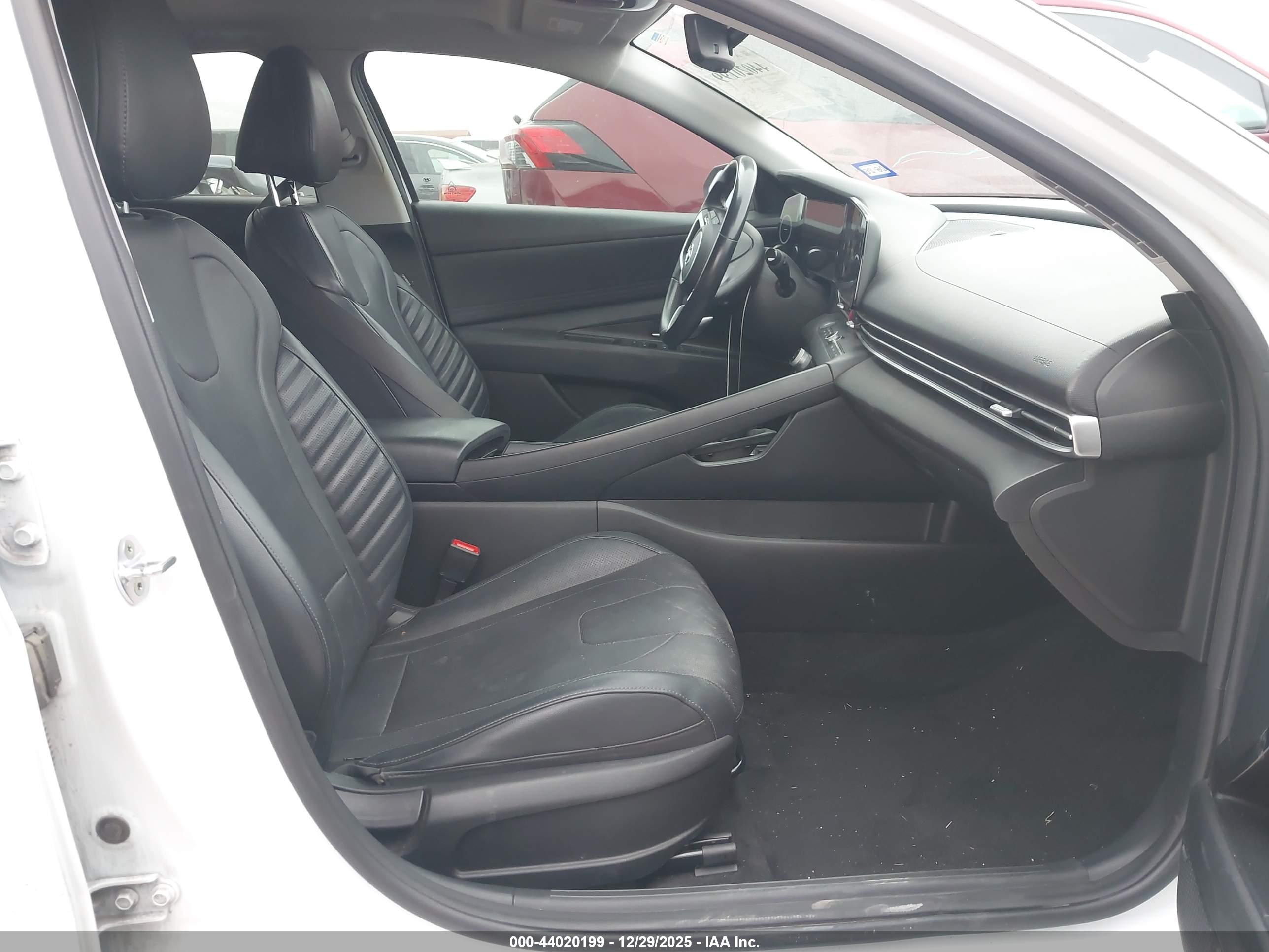 HYUNDAI ELANTRA image 5