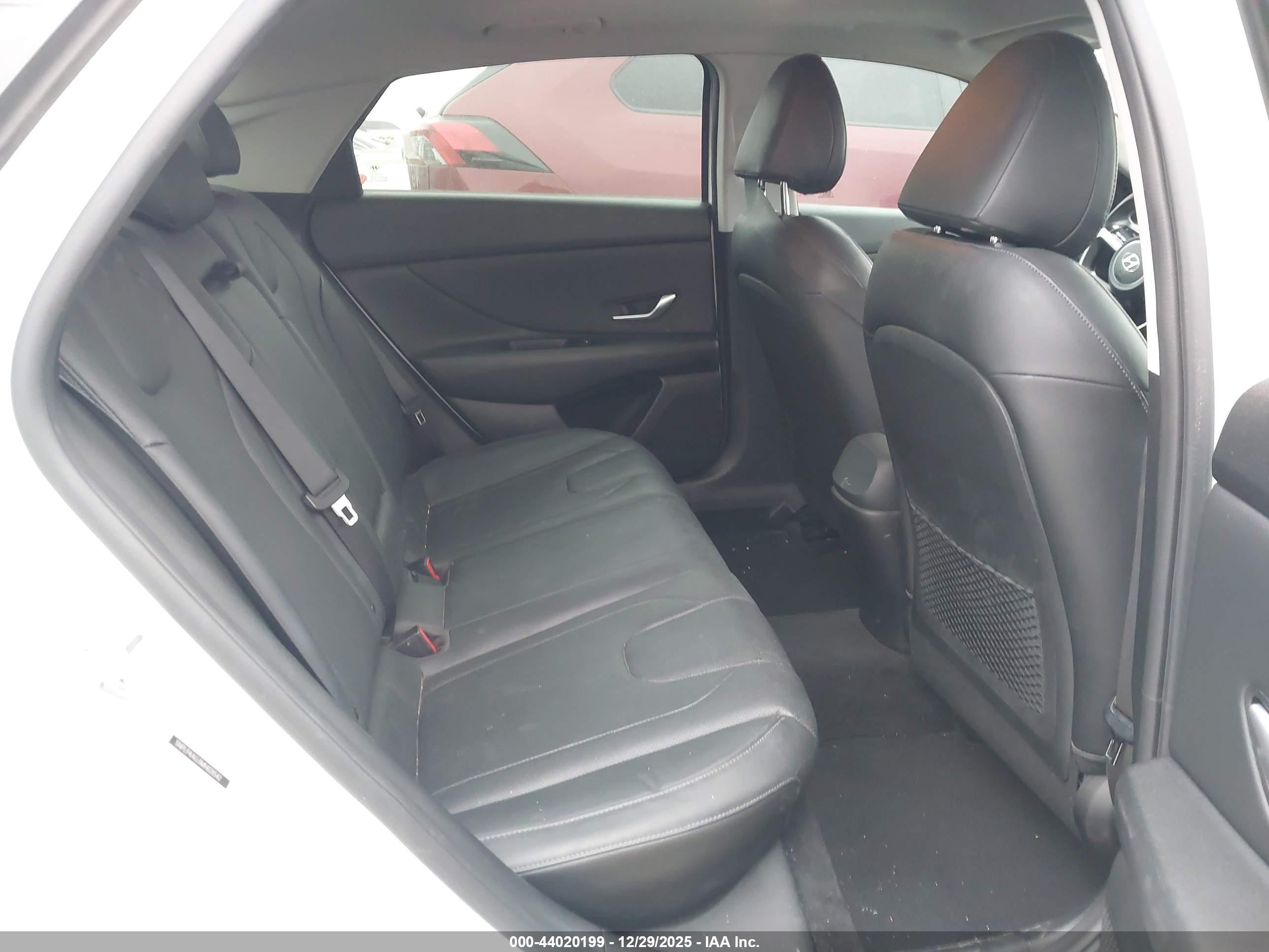 HYUNDAI ELANTRA image 8